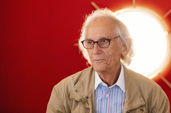 Christo erlebte die Verhüllung nicht mehr. Er starb im Mai 2020 im Alter von 84 Jahren.
