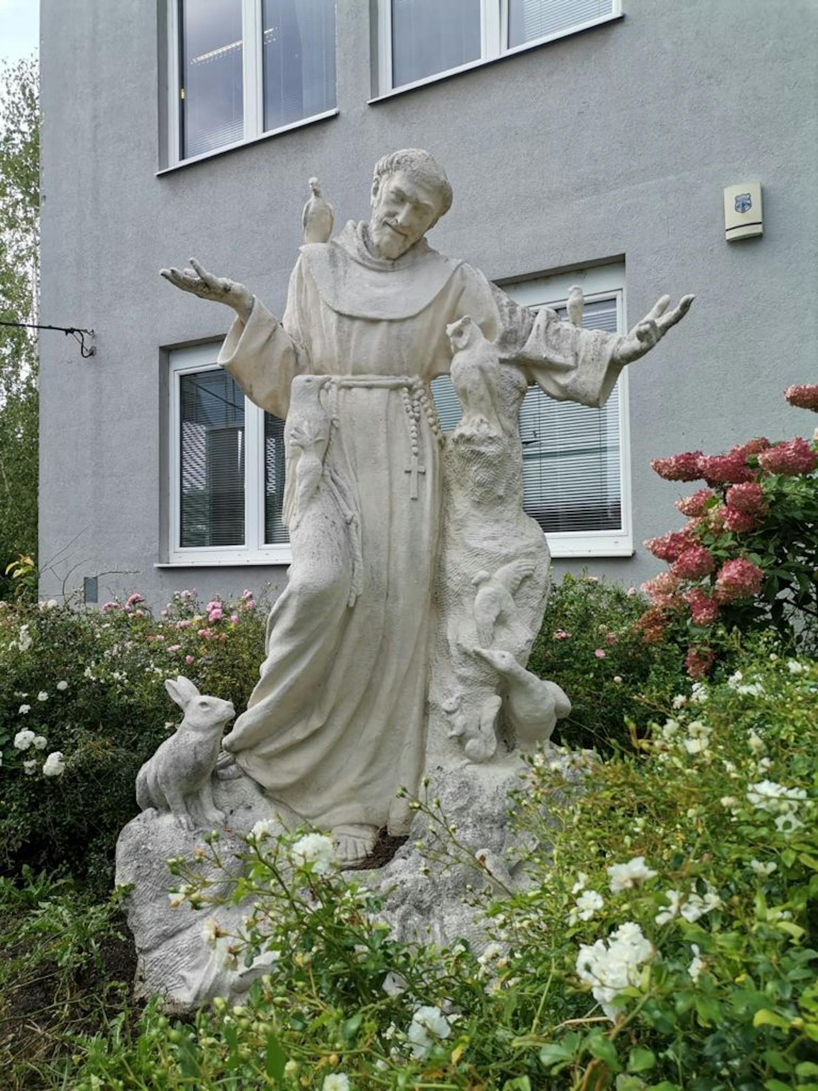 Dabei gehört die Kalksteinstatue des Heiligen, die vom Wiener Bildhauer Joseph Josephu geschaffen wurde, eigentlich zu einer Figurengruppe, die bei der Hermesvilla (Hietzing) steht.