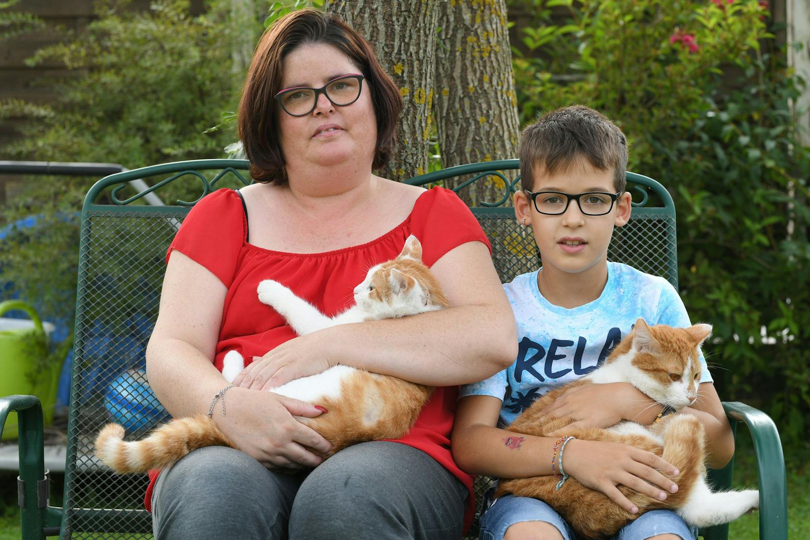 Claudia Malesardi (41) mit ihrem Neffen Sebastian (9) und zwei Katzen