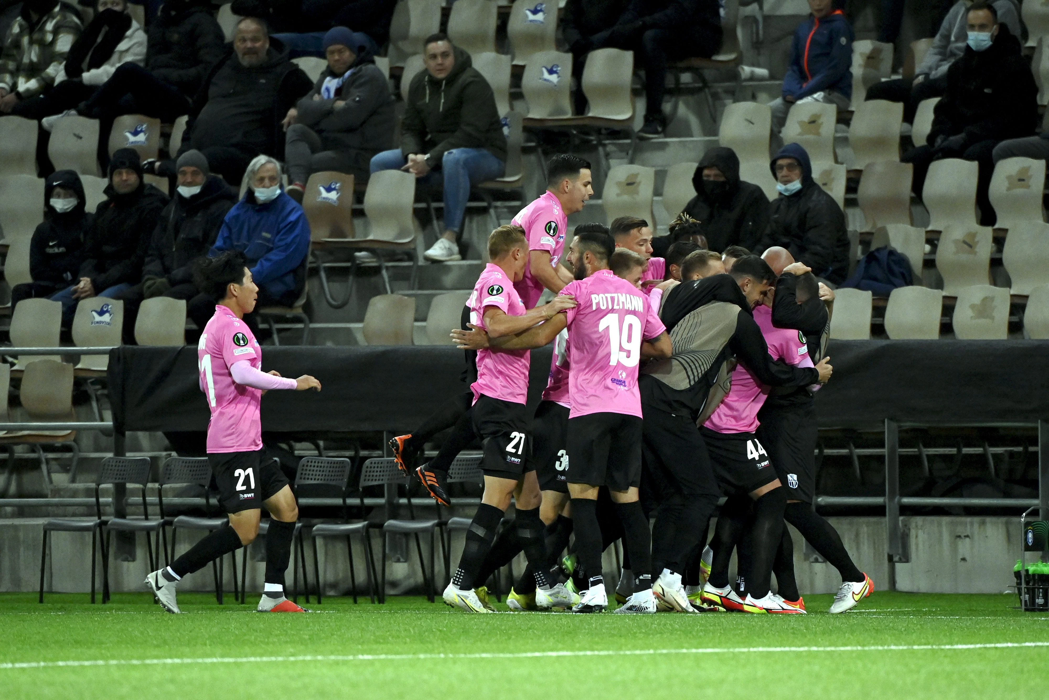 Der LASK feiert den Führungstreffer in Helsinki. 