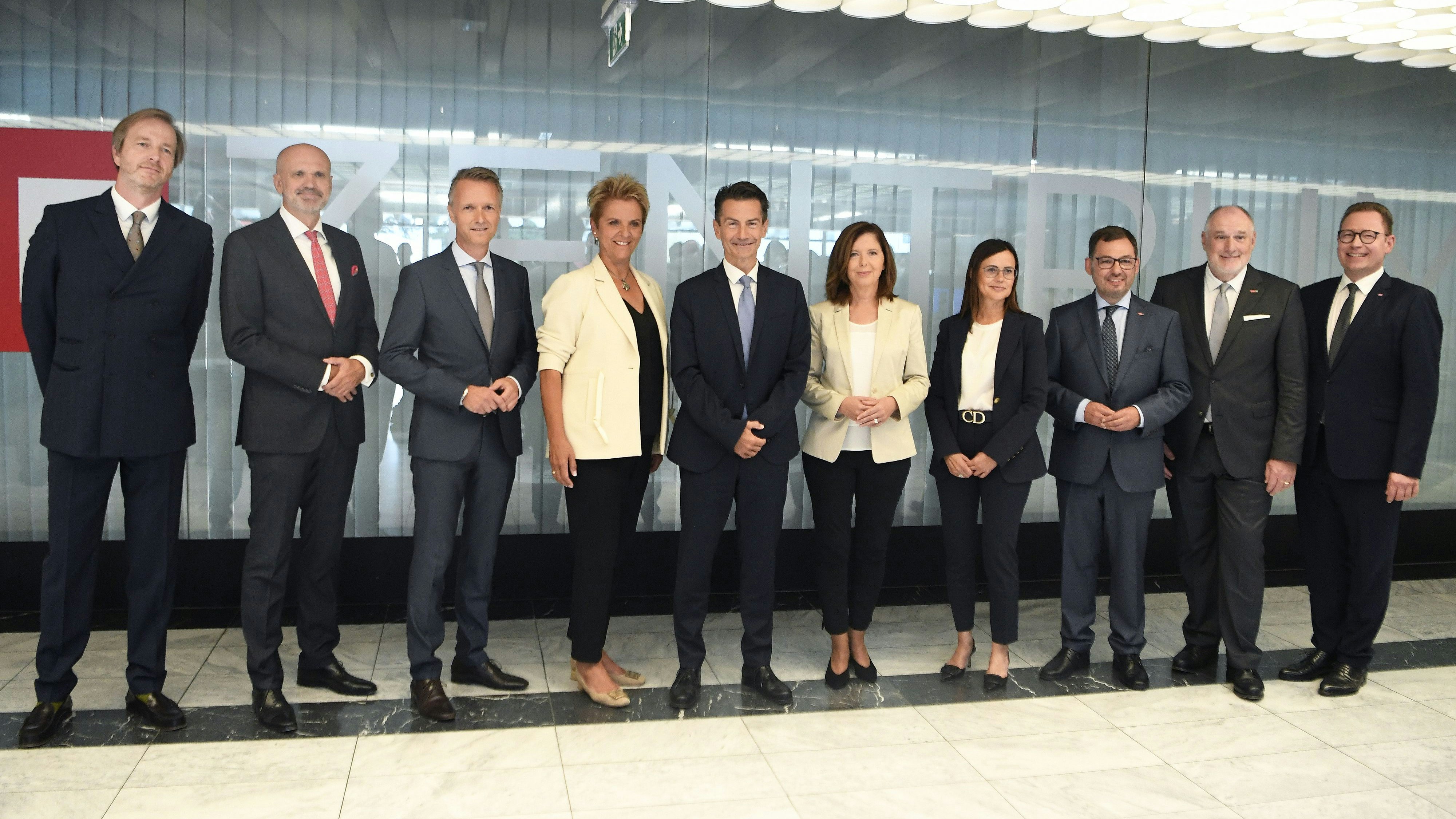 Download von www.picturedesk.com am 16.09.2021 (13:09).  ABD0081_20210916 - WIEN - ÖSTERREICH: (v.L.n.R.) - Die Landesdirektoren Edgar Weinzettl (Wien), Werner Herics (Burgenland), Klaus Obereder (Oberösterreich), Karin Bernhard (Kärnten) ORF-Generaldirektor Roland Weißmann, Waltraud Langer (Salzburg), Esther Mitterstieler (Tirol), Robert Ziegler (Niederösterreich), Gerhard Koch (Steiermark) und Markus Klement (Vorarlberg) während eines Fototermins im Rahmen des ORF-Stiftungsrates am Donnerstag, 16. September 2021, im ORF-Zentrum in Wien. - FOTO: APA/ROBERT JAEGER - 20210916_PD2428 - Rechteinfo: Rights Managed (RM)