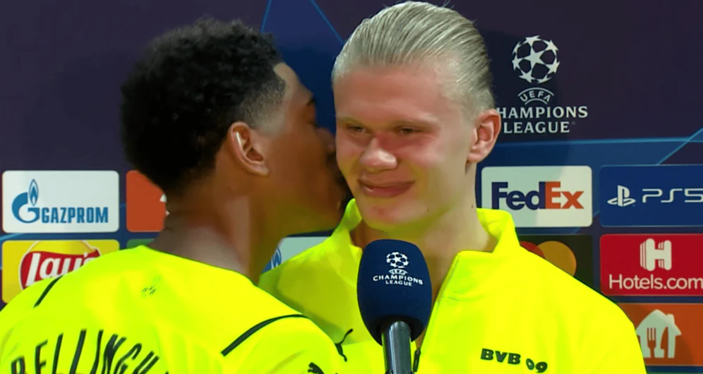 Jude Bellingham gibt Erling Haaland ein Bussi.
