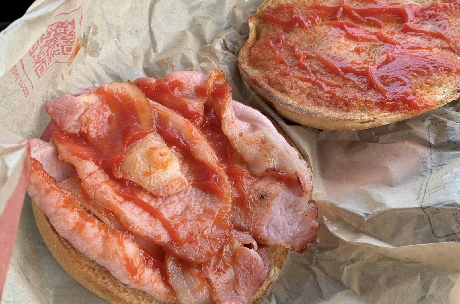Laut McDonald's handelt es sich um Frühstücksspeck, der von einem Teil des Schweines stammt, der nicht einmal in der Nähe einer Brustwarze ist.