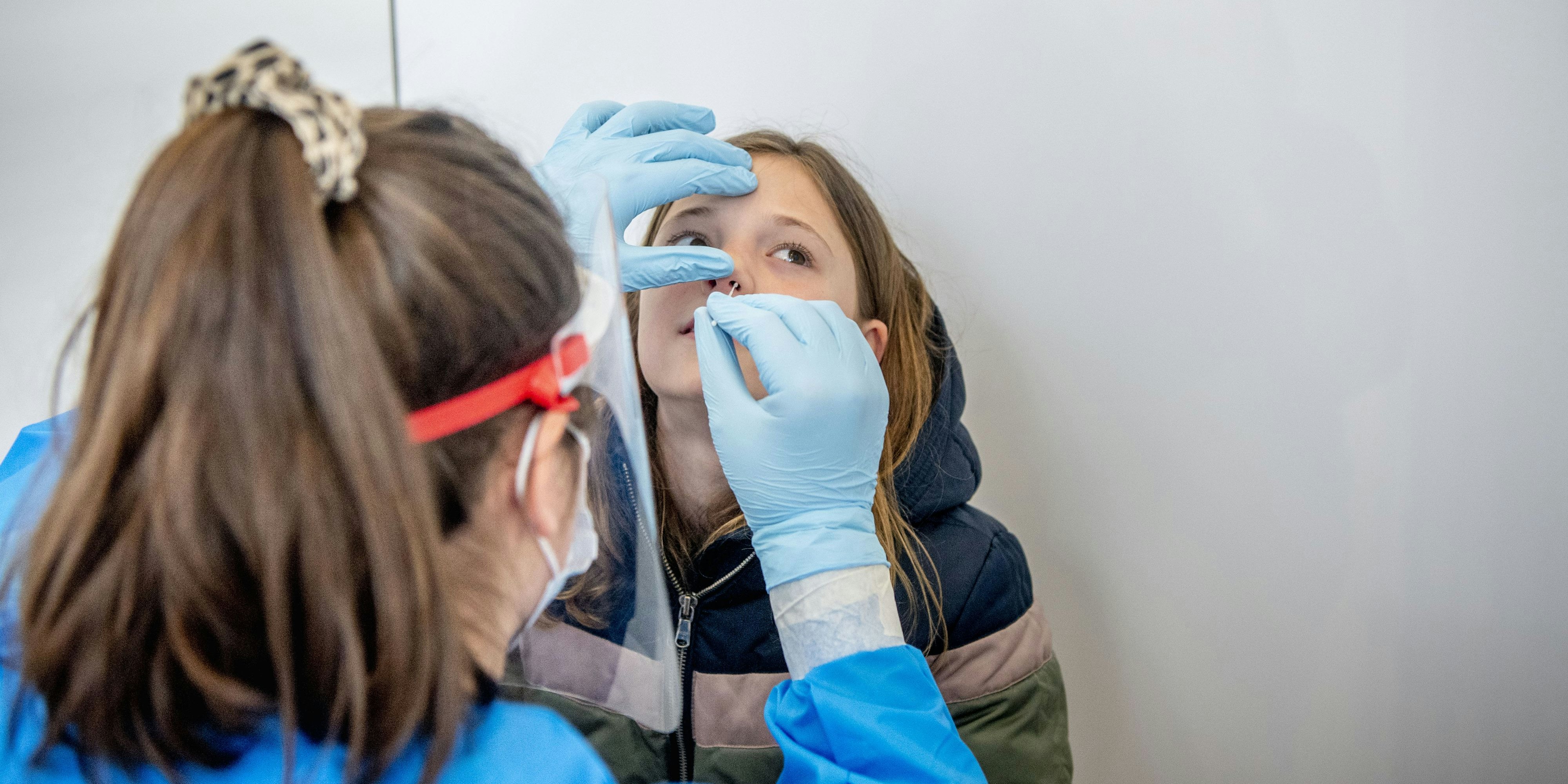 Download von www.picturedesk.com am 17.09.2021 (15:12).  ACT action_31656889 -- UTRECHT - busy in a corona test street where many young people and children are tested for corona test. In recent days, the infections have been rising again quickly. In this test street you can go for quick tests such as a PCR test. More and more people are becoming infected with the British and South African variant of the corona virus. The cabinet will decide on the curfew next Tuesday. netherlands ROBIN UTRECHT. - 20210320_PD3989 - Rechteinfo: Rights Managed (RM)