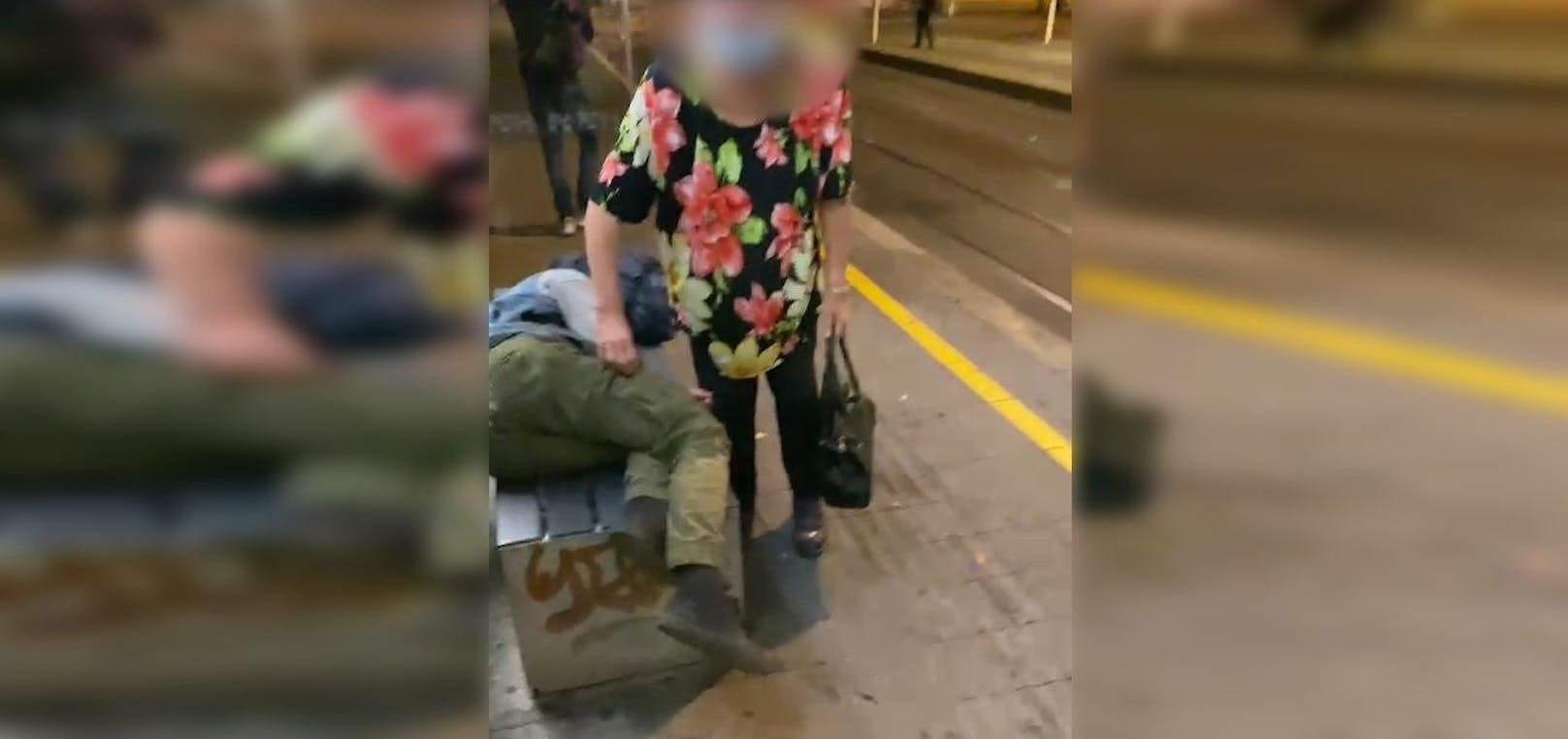 Die Dame durchsuchte die Tasche des schlafenden Mannes.