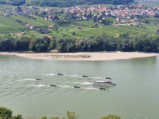 Das Boot mit den Ministern wurde vom Bundesheer eskortiert.