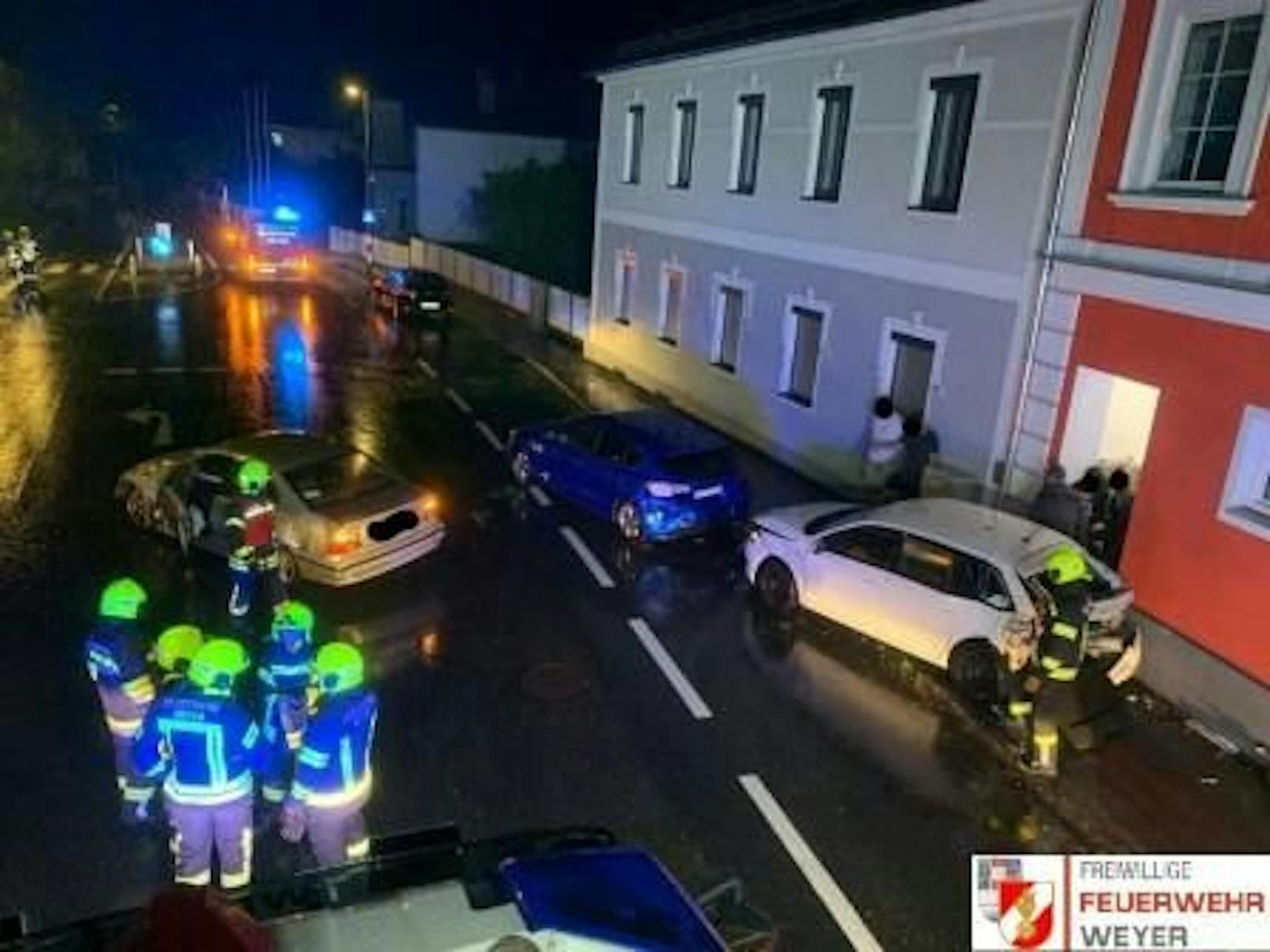 Bei dem Unfall in Weyer krachte ein Wagen gegen geparkte Autos, beschädigte eine Hausmauer.