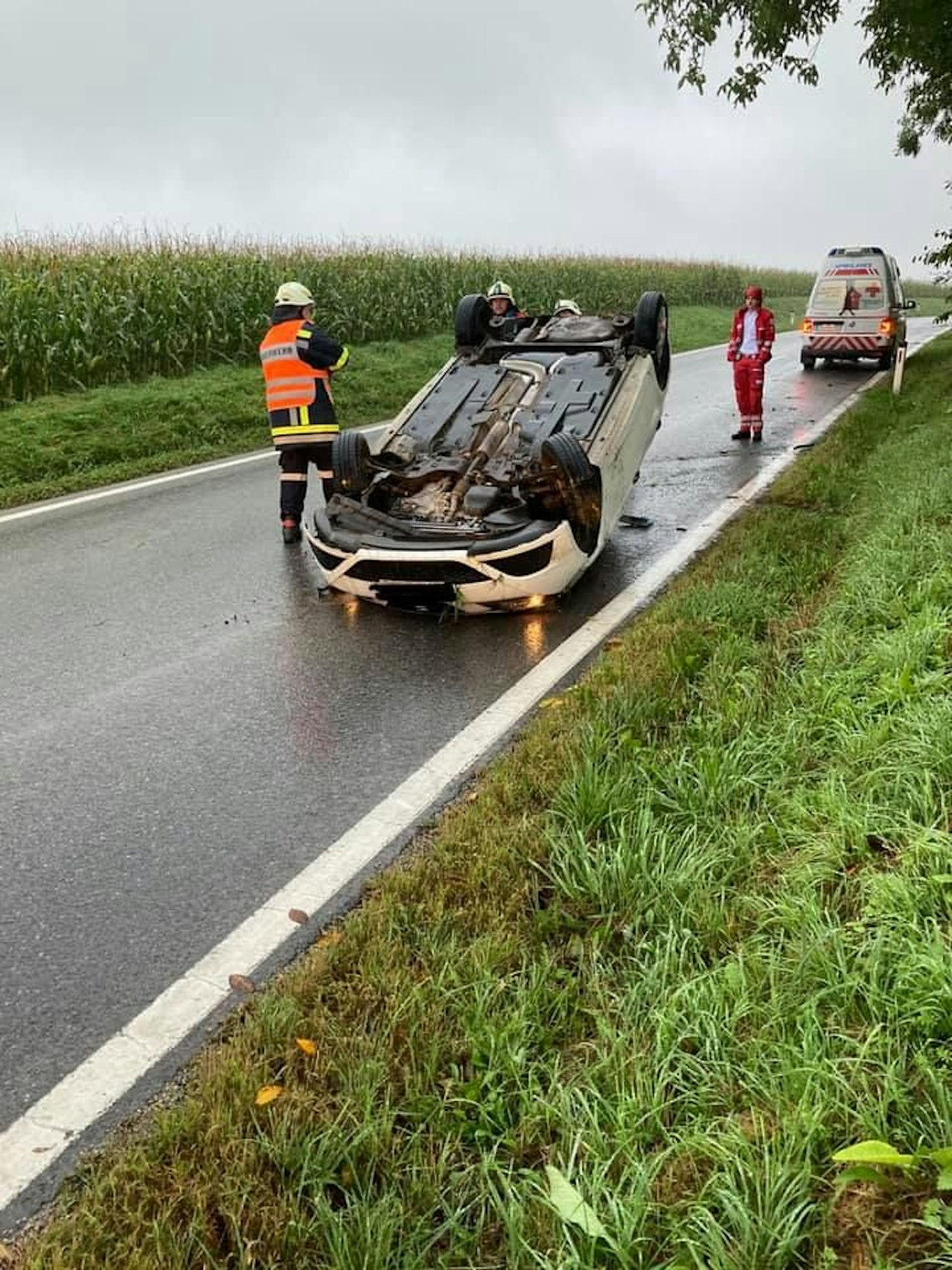 Heute.at - Lenkerin landete nach Überschlag auf dem Dach