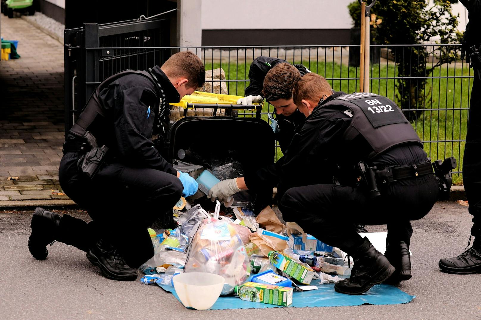 Die Polizei durchsucht den Müll in der Nähe des Tatorts.