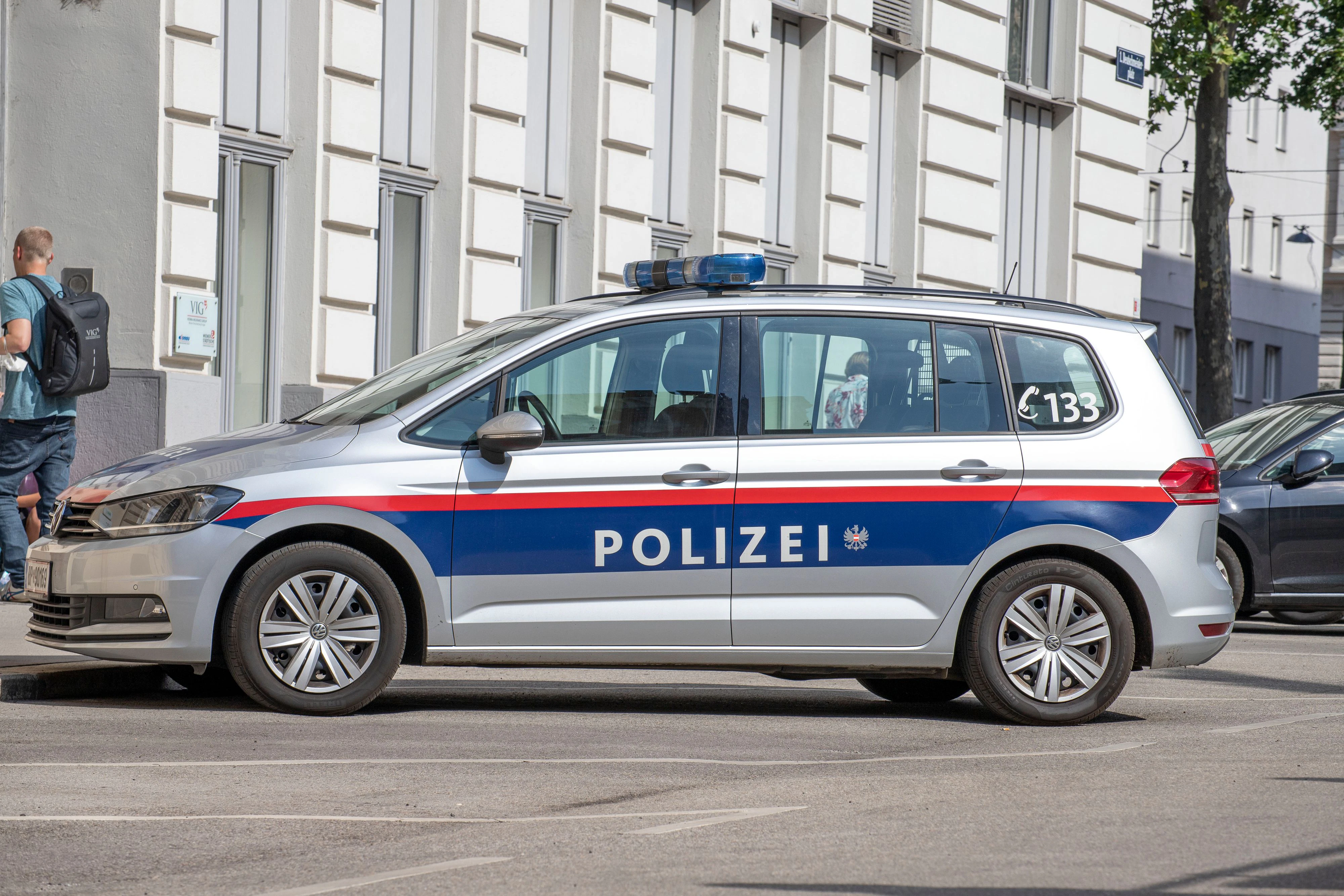 Download von www.picturedesk.com am 17.09.2021 (11:27).  Polizeifahrzeuge in Österreich haben eine blau rote Beklebung. Im Bild: Auto der Wiener Polizei. 27.07.2021 // Vienna police cars are designed in blue and red colours. Picture: Police vehicles Vienna, Austria. July 27th, 2021 - 20210727_PD33860 - Rechteinfo: Rights Managed (RM)