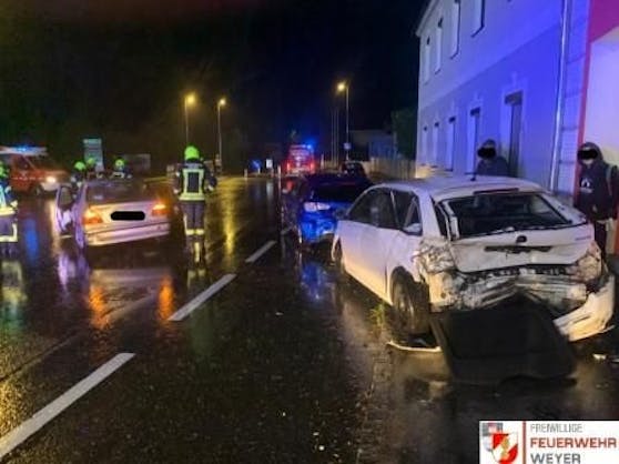 Die Unfallstelle in Weyer: Blechsalat, nachdem der Lenker auf der regennassen Fahrbahn wegrutschte.