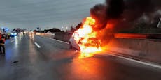 Auto ging nach Crash auf der A1 in Flammen auf