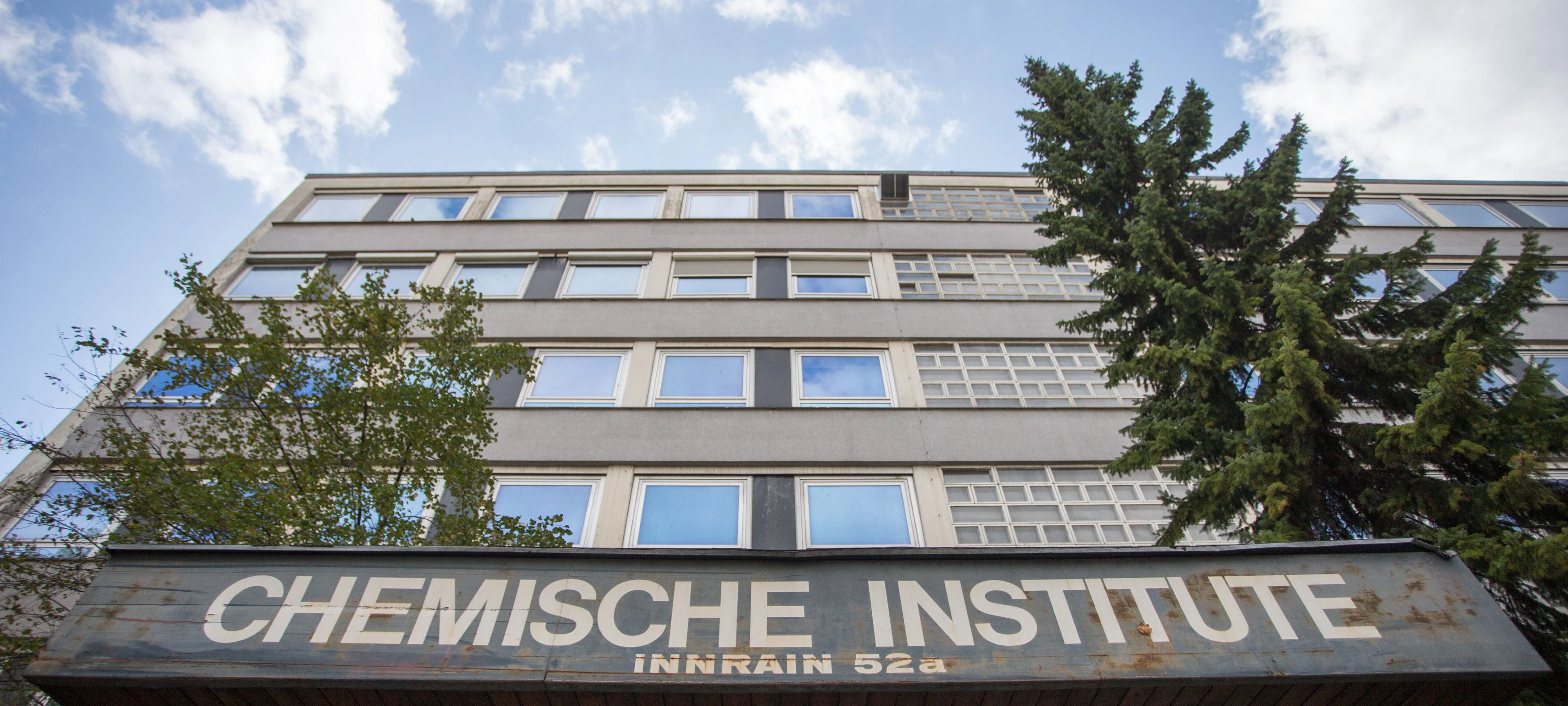 Download von www.picturedesk.com am 17.09.2021 (16:52).  THEMENBILD - Chemische Institute Innsbruck, der Eingang der ehemaligen Chemischischen Instituten der Leopold-Franzens-Universität Innsbruck, welche seit einem Unfall mit radioaktiver Strahlung gesperrt sind, aufgenommen am 20.10.2015 in Innsbruck, Österreich // the former chemical institute of the Leopold-Franzens University, blocked since a accident involving radioactivity, in Innsbruck, Austria on 2015/10/20. EXPA Pictures © 2015, PhotoCredit: EXPA/ Jakob Gruber - 20151021_PD0682 - Rechteinfo: Rights Managed (RM)