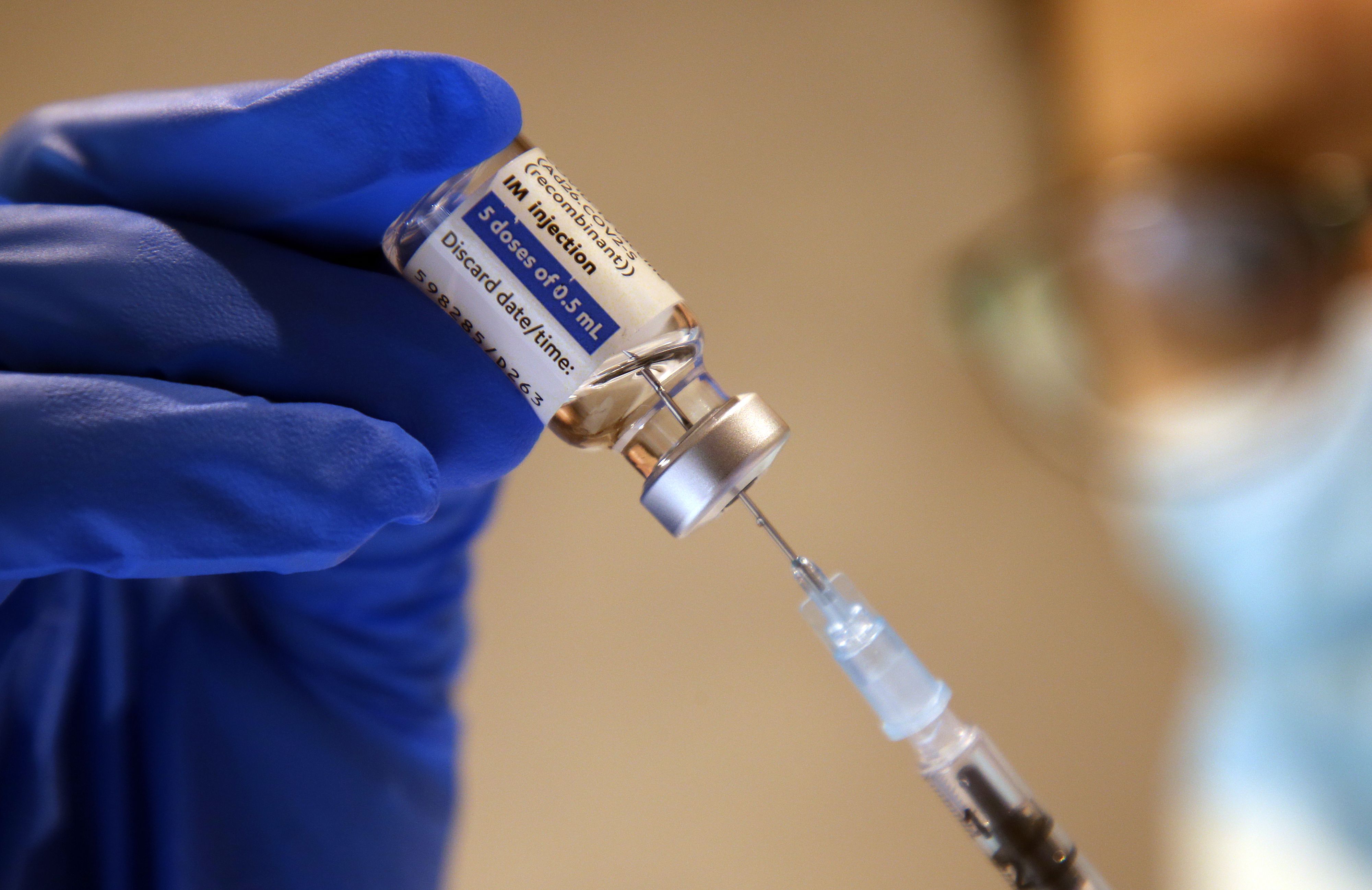 Download von www.picturedesk.com am 17.09.2021 (13:20).  02 September 2021, Berlin: A physician's assistant draws up a shot of Johnson & Johnson's Janssen Corona vaccine against the Corona virus in a primary care physician's office. According to a study, a third vaccination should significantly increase protection against Corona. It has been unclear how long the Corona vaccine protection will last and when and how often the booster shot will be due. From September 2021, certain groups in Germany will be able to receive a booster vaccination against Covid-19. Photo: Wolfgang Kumm/dpa - 20210902_PD7527 - Rechteinfo: Rights Managed (RM)