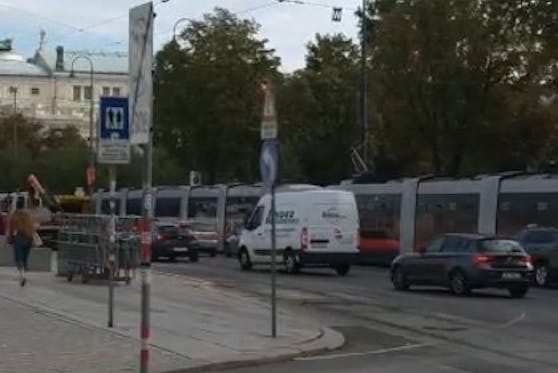 In der Innenstadt sind die Straßenbahnen zum Stehen gekommen.