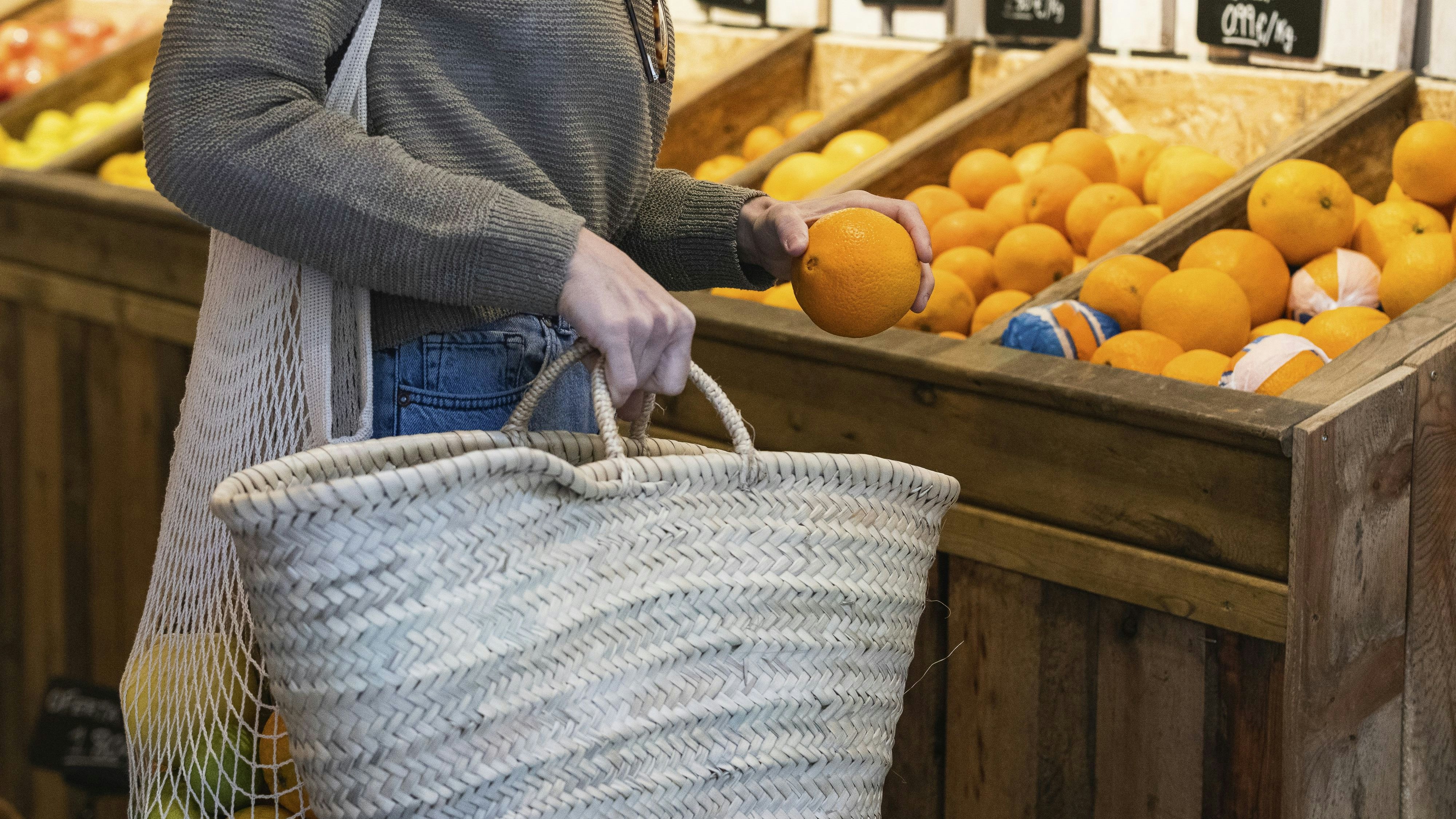 Download von www.picturedesk.com am 17.09.2021 (10:15).  Woman buying fruits in supermarket - 20210611_PD16763 - Rechteinfo: Royalty Free (RF) Model Released