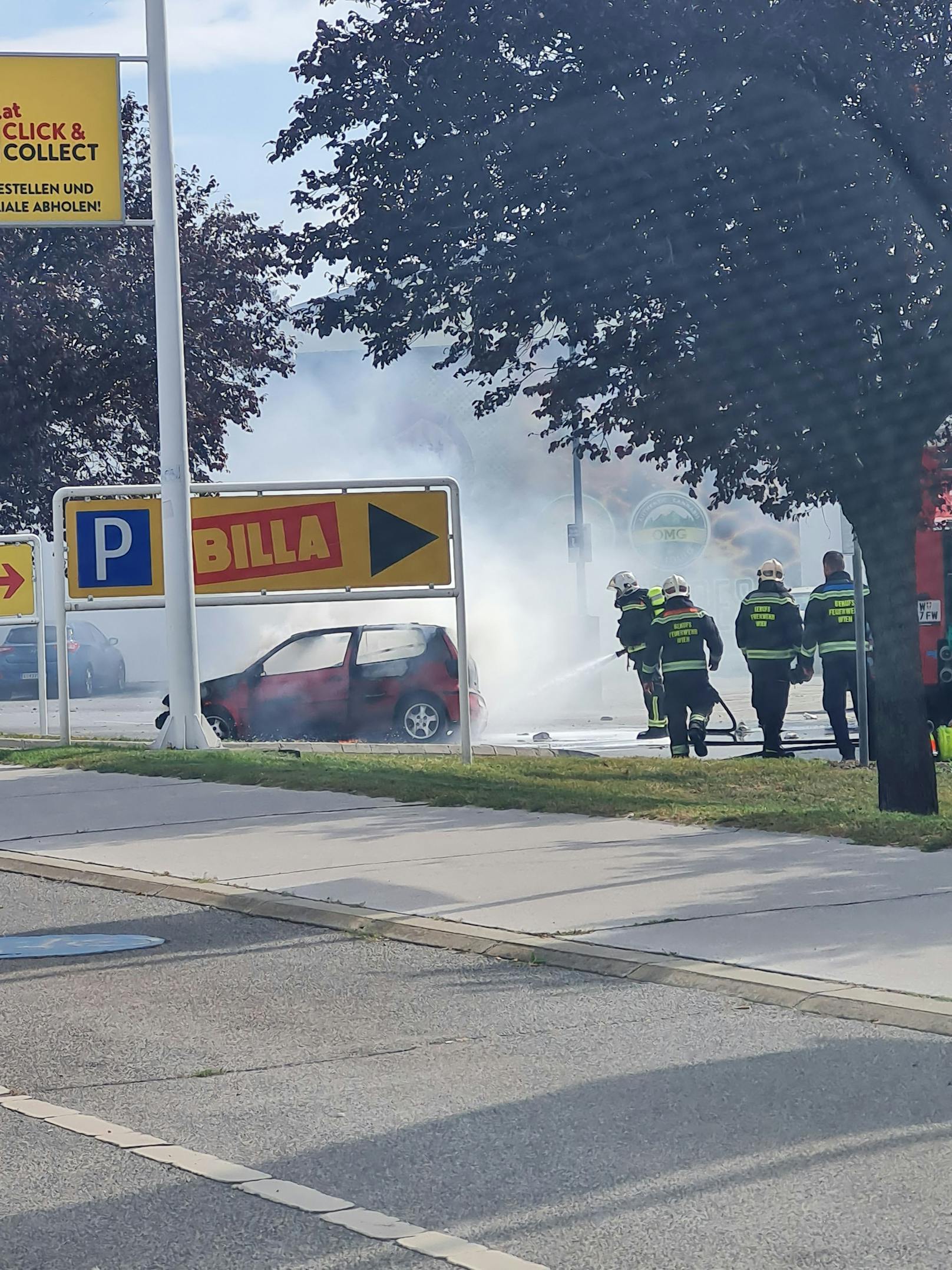 Der VW-Polo stand auf einem Supermarkt-Parkplatz, als er Feuer fing.