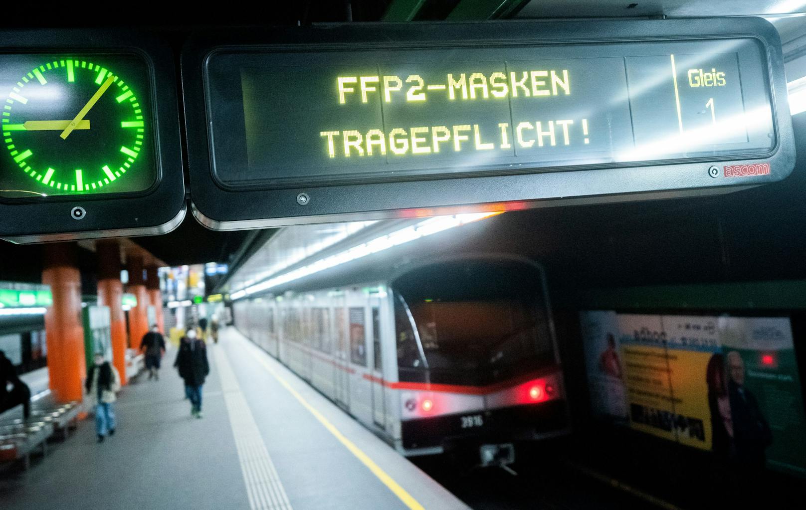 Fahrgäste fordern schärfere Kontrollen der FFP2-Maskenpflicht.