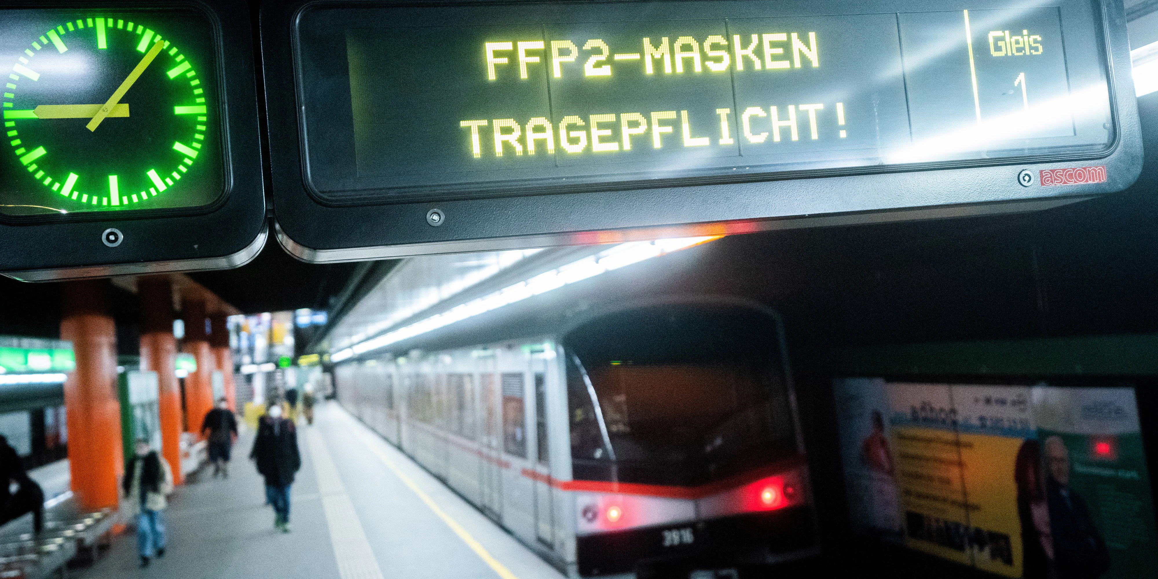 Download von www.picturedesk.com am 18.09.2021 (14:15).  ABD0029_20210125 - WIEN - ÖSTERREICH: Ab Montag (25. Jänner) gilt im öffentlichen Verkehr der Wiener Linien das verpflichtende Tragen von FFP2-Masken. Im Bild: Situation bei der U4-Station am Karlsplatz am Montag, 25. Jänner 2021. - FOTO: APA/GEORG HOCHMUTH - 20210125_PD1824 - Rechteinfo: Rights Managed (RM)
