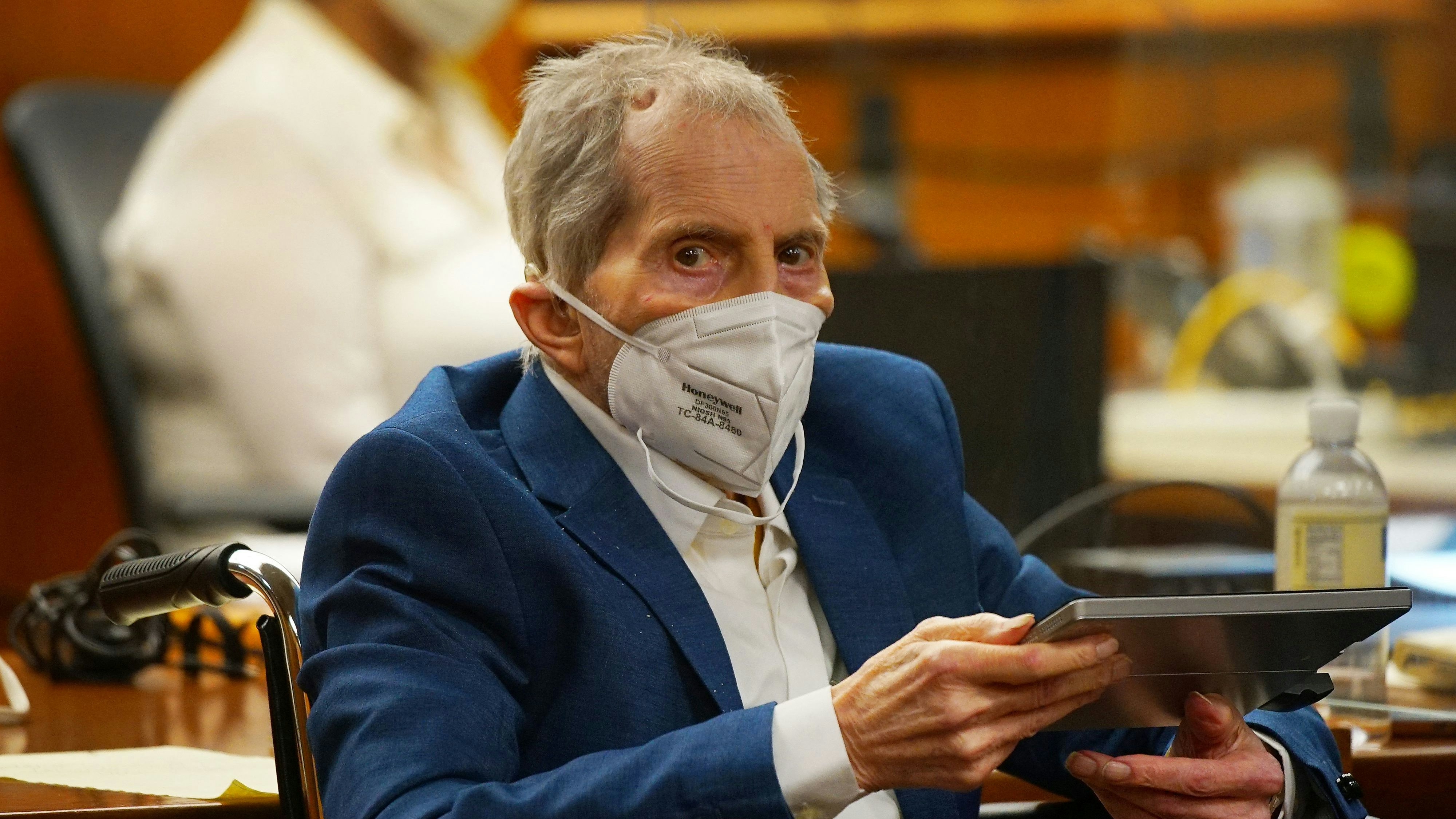 Download von www.picturedesk.com am 18.09.2021 (16:09).  Robert Durst sits in the courtroom as Judge Mark E. Windham (off frame) gives instructions before opening statements in Robert Durst's murder trial at the Inglewood Courthouse in Inglewood, California on May 18, 2021. - The murder trial of notorious US real estate scion Robert Durst, who is accused of killing his best friend to prevent her talking to police about his wife's disappearance, resumed in Los Angeles Monday after a 14-month delay Durst, a multi-millionaire who was the subject of explosive HBO documentary "The Jinx," has pleaded not guilty to the charge that he shot Susan Berman in the back of the head in 2000 at her Beverly Hills home. (Photo by Al Seib / POOL / AFP) - 20210518_PD12430 - Rechteinfo: Rights Managed (RM) Nur für redaktionelle Nutzung! Werbliche Nutzung erfordert Freigabe: bitte schicken Sie uns eine Anfrage.
