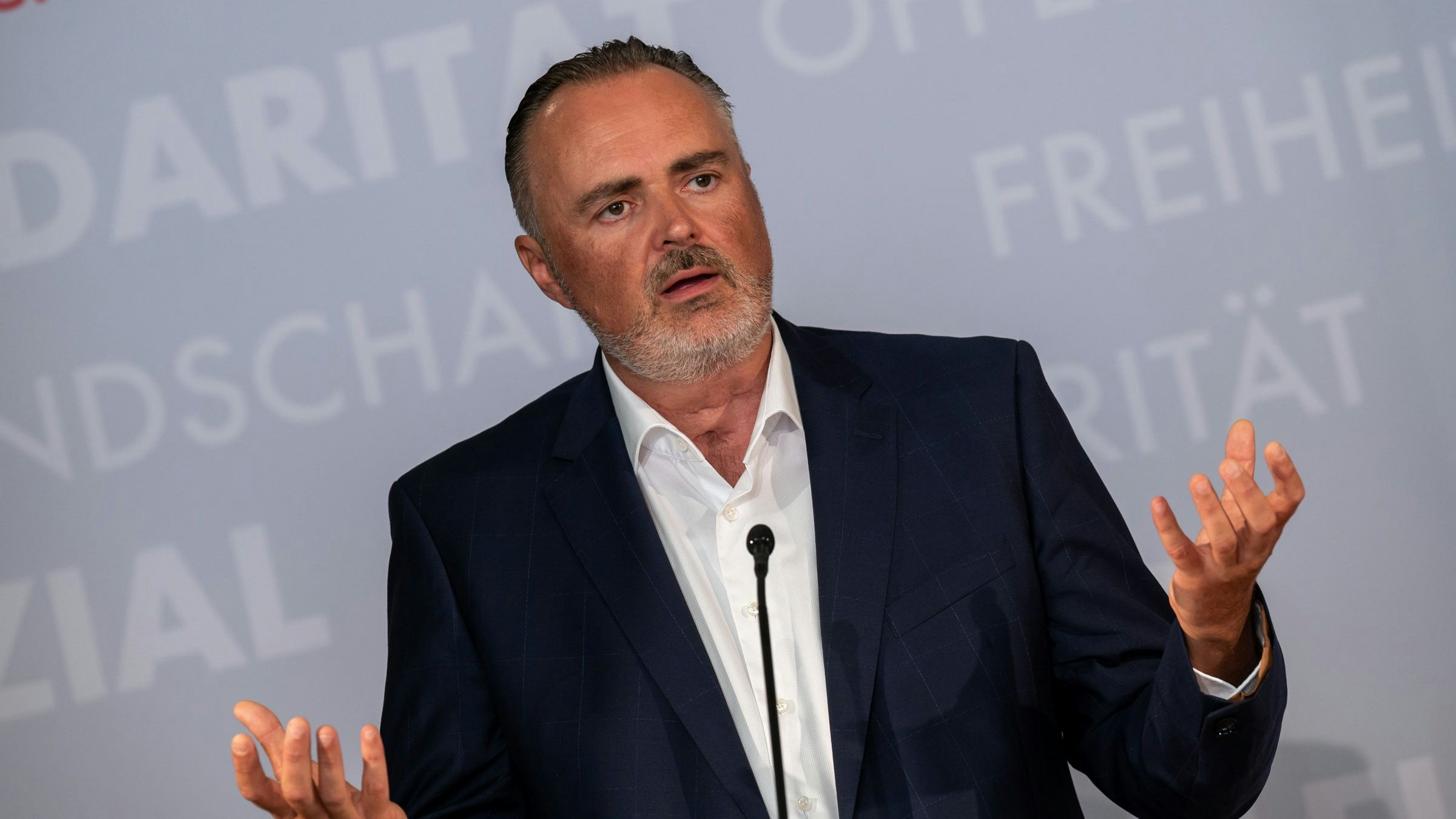 Hans Peter Doskozil (SP) will positive Impf-Anreize statt Druck.