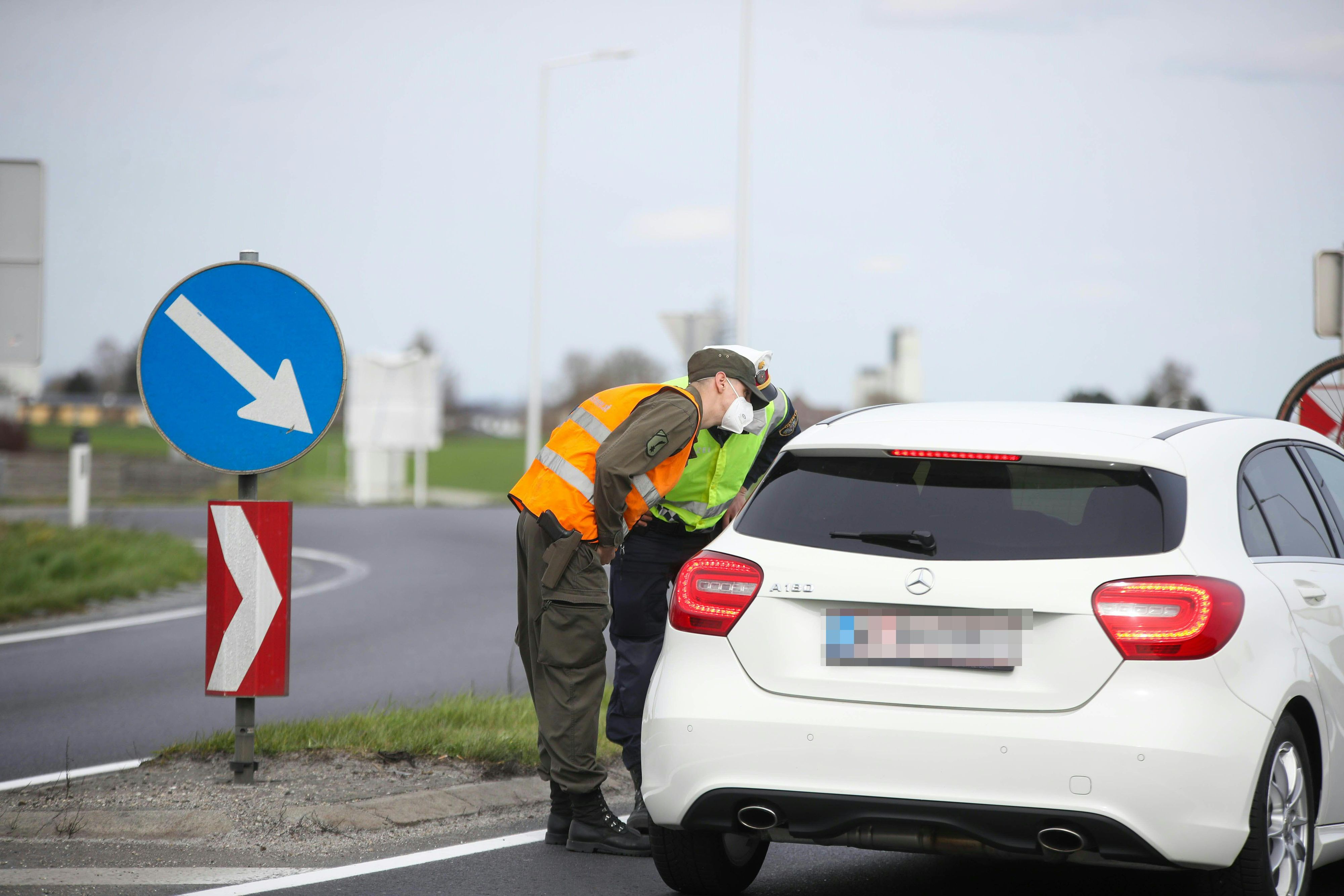 Download von www.picturedesk.com am 18.09.2021 (13:21).  ABD0019_20210405 - ALTHEIM - ÖSTERREICH: ZU APA0220 VOM 4.4.2021 - Ab heute, Montag, 5. April 2021, braucht man einen negativen Corona-Test, wenn man den Bezirk Braunau in Oberösterreich verlassen will. Ein Antigen-Test darf nicht älter als zwei Tage, ein PCR-Test nicht älter als 72 Stunden sein. Im Bild: Kontrollen am Montag, 5. April 2021, in Altheim. - FOTO: APA/DANIEL SCHARINGER - 20210405_PD2113 - Rechteinfo: Rights Managed (RM)