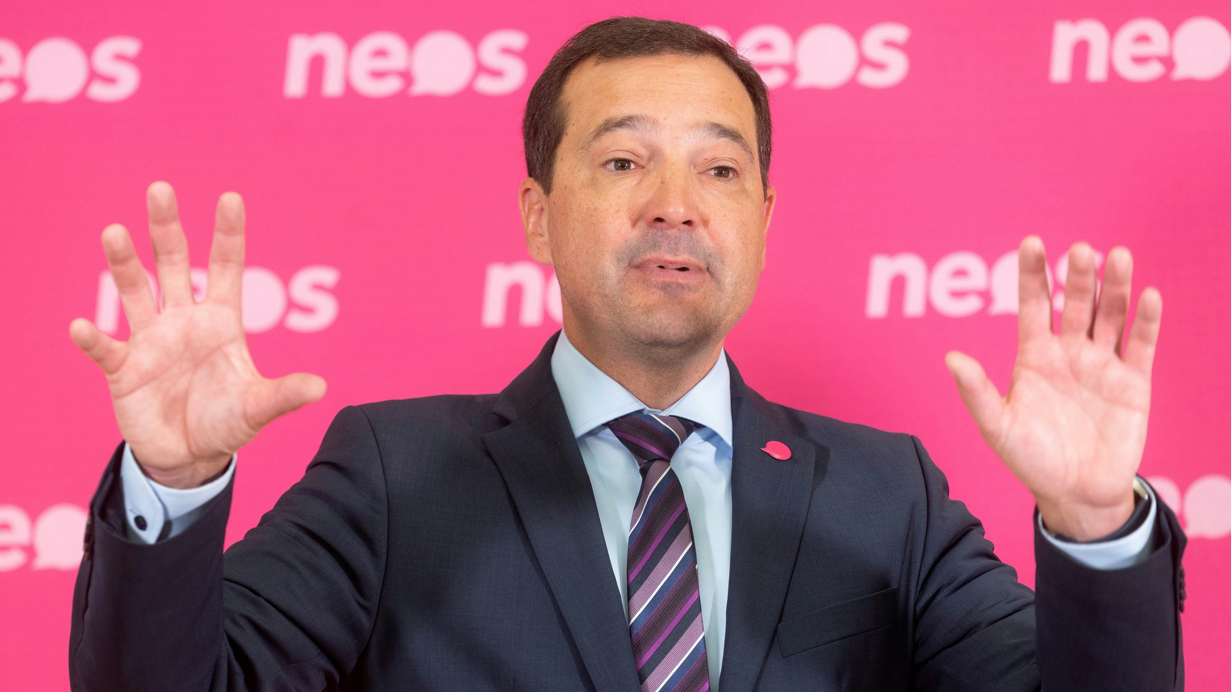 Download von www.picturedesk.com am 18.09.2021 (15:22).  VIENNA, AUSTRIA - SEPTEMBER 8: Delegate Gerald Loacker (NEOS) at the press conference by NEOS - Corona traffic lights - Back to the start at NEOS Parlamentary Club on September 8, 2020 in Vienna, Austria .WIEN, OESTERREICH - 8. SEPTEMBER: Abgeordneter Gerald Loacker (NEOS) bei einer Pressekonferenz von NEOS zum Thema "Corona-Ampel: Zurueck an den Start in Parlamentsklub von NEOS am 8. September 2020 in Wien, Oesterreich. 200908_SEPA_32_013 - 20200908_PD2167 - Rechteinfo: Rights Managed (RM)