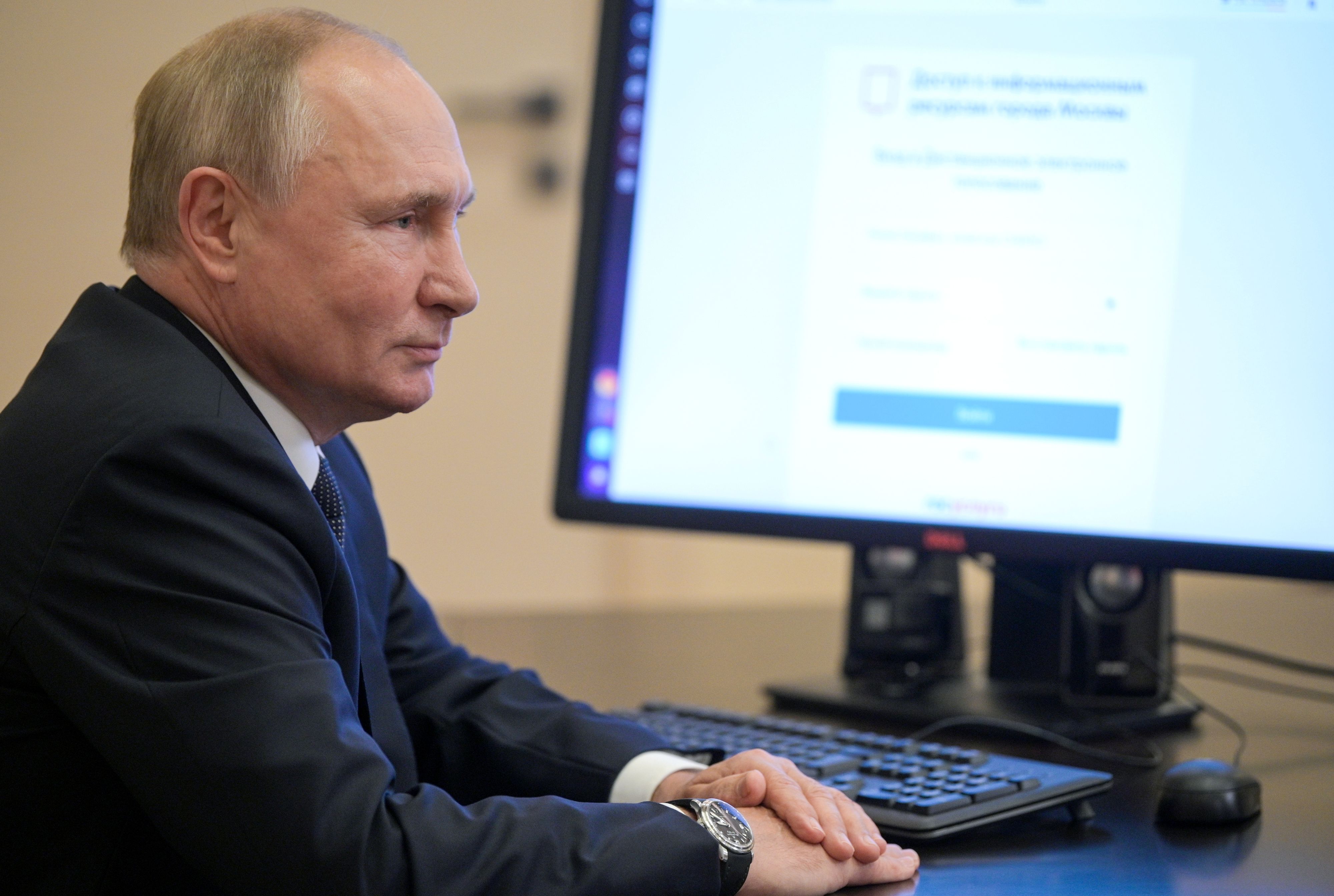 Russian President Vladimir Putin sits in front of a computer while taking part in a remote electronic voting on the first day of a three-day parliamentary election at his residence outside Moscow, Russia September 17, 2021. Sputnik/Alexei Druzhinin/Kremlin via REUTERS ATTENTION EDITORS - THIS IMAGE WAS PROVIDED BY A THIRD PARTY.