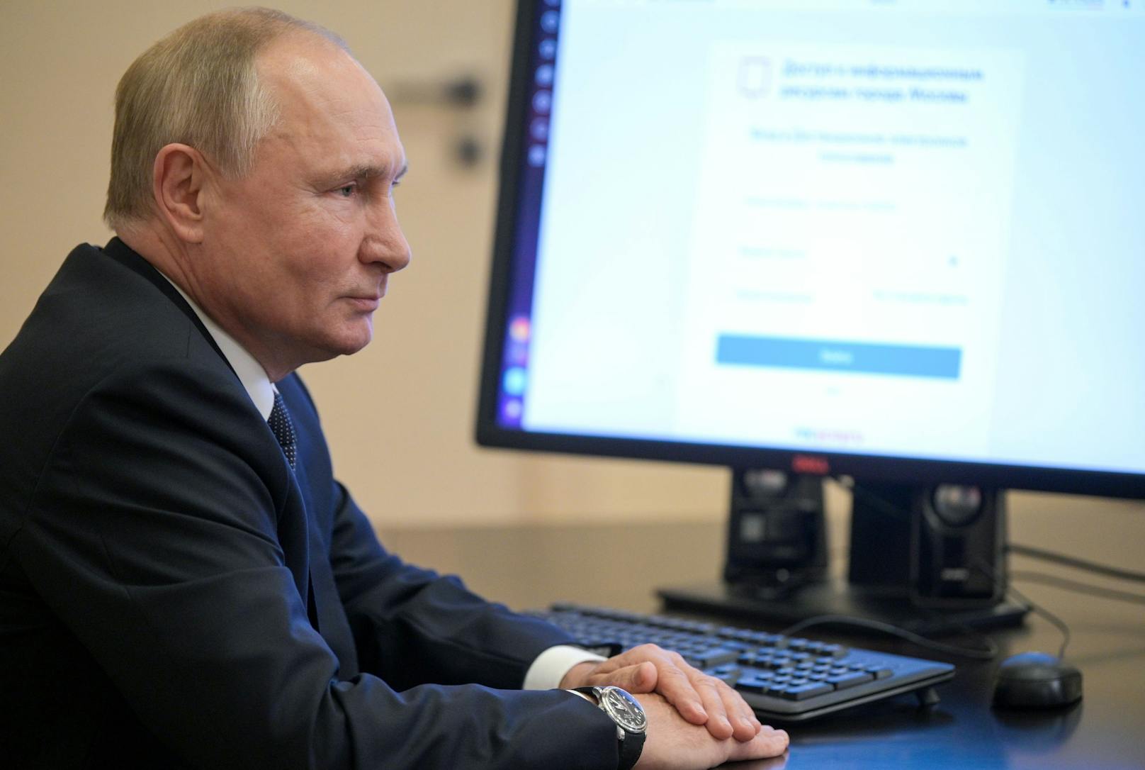 Hat Russlands Präsident Wladimir Putin seine Stimme früher als erlaubt abgegeben?