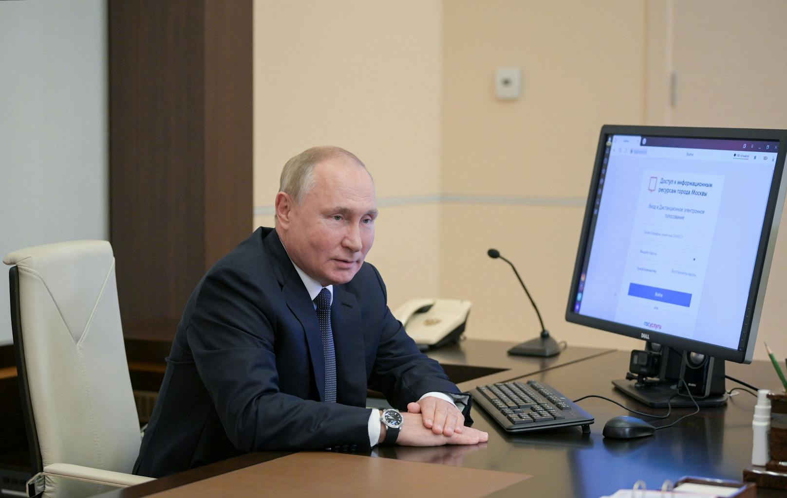Putin geht wählen – doch alle schauen nur auf seine Uhr