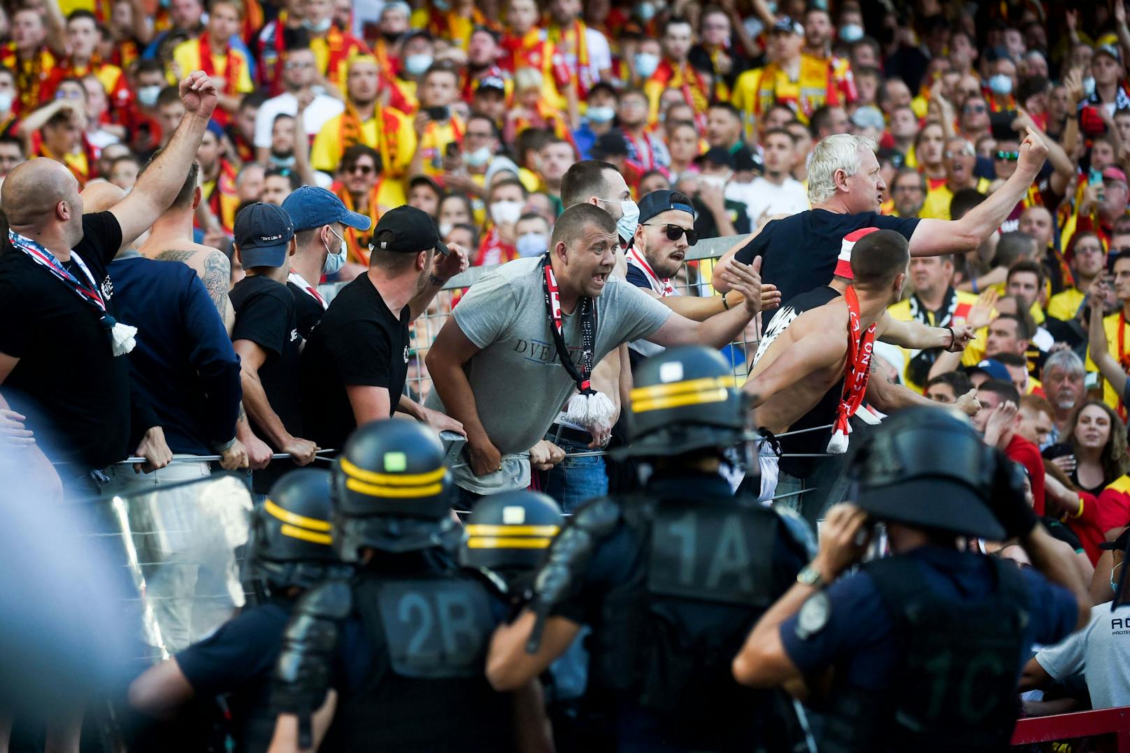 Beim Duell zwischen Lens und Lille ist es zu schweren Ausschreitungen gekommen. 