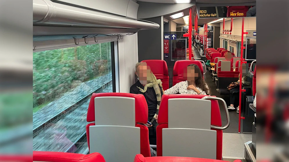 Die Leguan-Eltern unterwegs mit ihrem Haustier