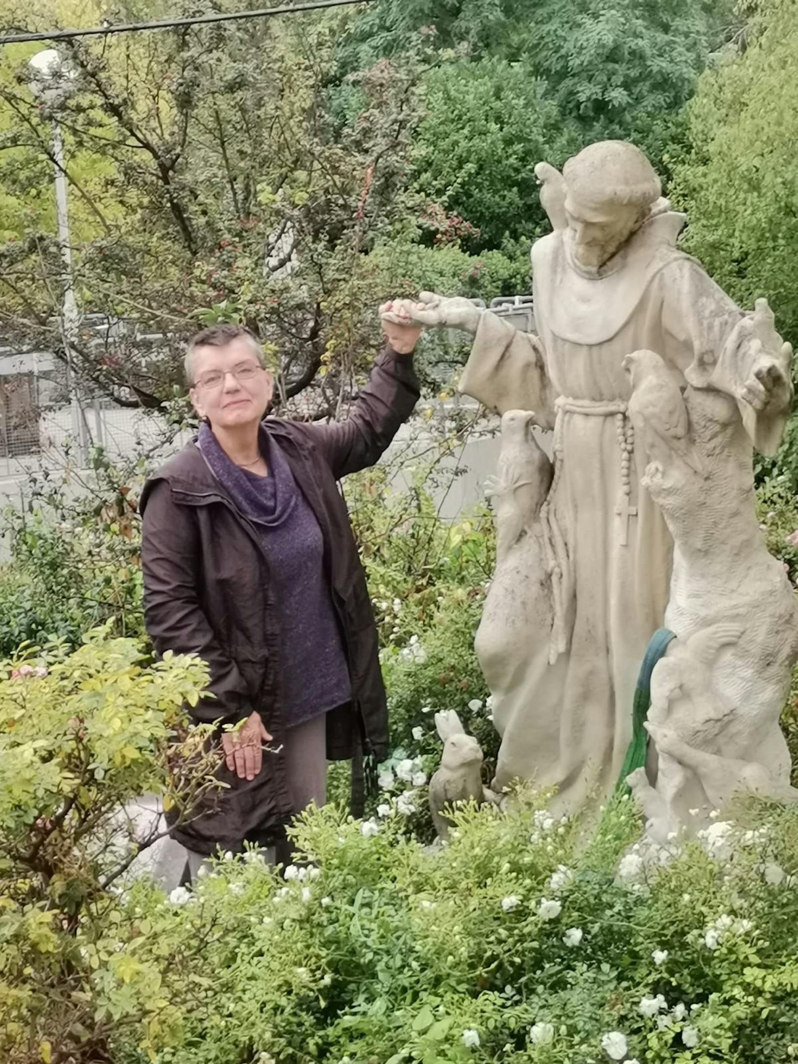 "Kunstwerke gehören zusammen", erklärt TSA-Präsidentin Madeleine Petrovic und gibt den Heiligen an die Stadt Wien zurück. Die MA49 übernahm den Transport, nach der Restaurierung soll der Heilige im Lainzer Tiergarten ein neues Zuhause finden.