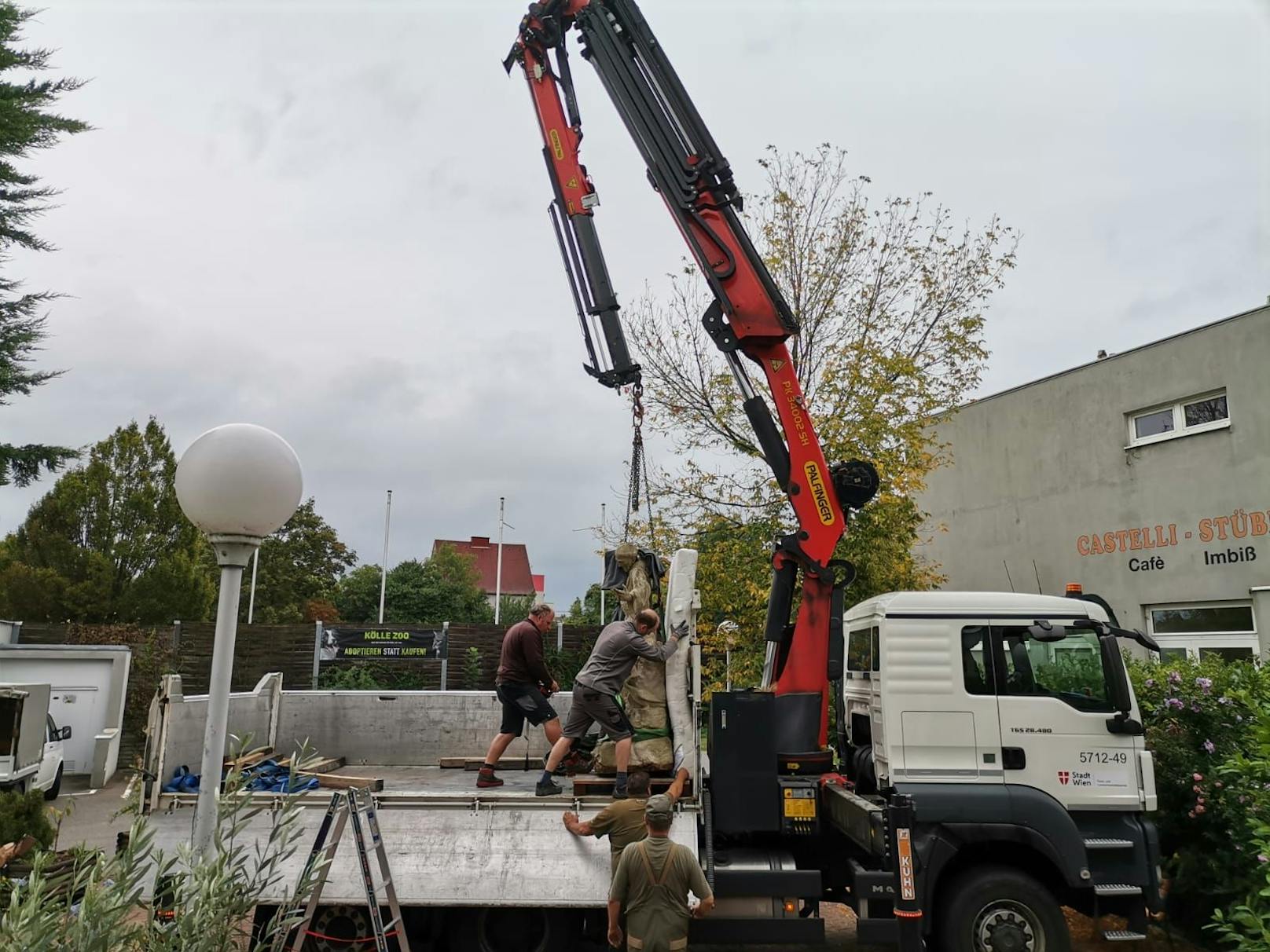 Mittels einem LKW-Kran wurde die Kalksteinstatue am vergangenen Freitag nach Wien transportiert. Hier wird sie fachgerecht restauriert. Wann und wo genau sie bei der Hermesvilla zu sehen sein wird, steht noch nicht fest. 