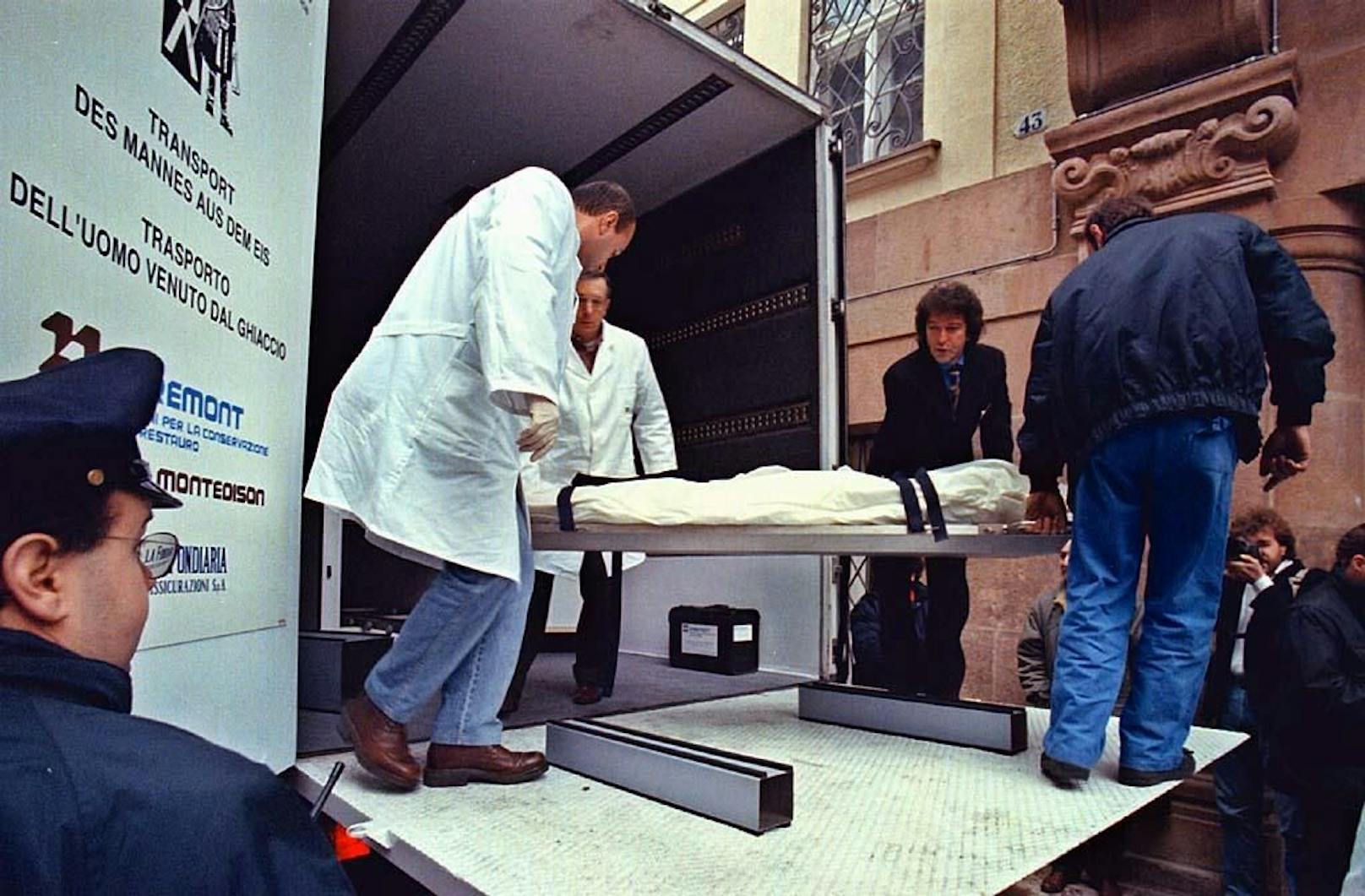 Die 5300 Jahre alte Gletscherleiche "Ötzi" wurde in das neu geschaffene Archäologiemuseum in Bozen gebracht.