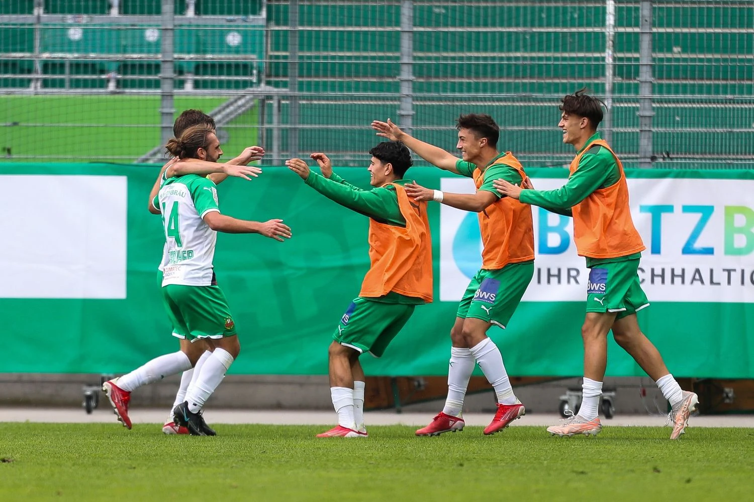 Sulzbacher (l.) und seine Rapid-Kollegen jubeln über den Sieg.