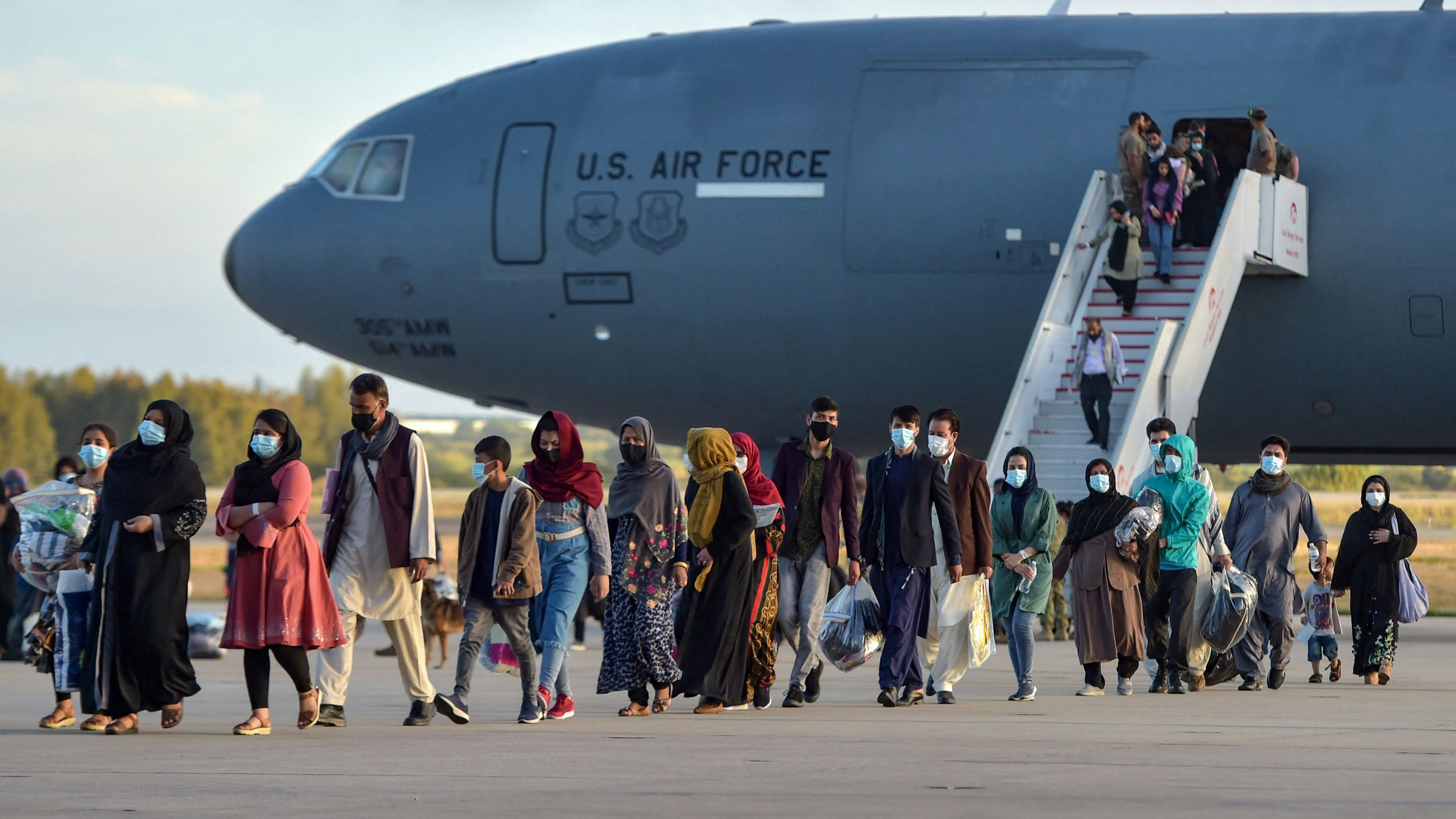 Download von www.picturedesk.com am 19.09.2021 (15:08).  Refugees disembark from a US air force aircraft after an evacuation flight from Kabul at the Rota naval base in Rota, southern Spain, on August 31, 2021. - Spain has agreed to host up to 4,000 Afghans who will be airlifted by the United States to airbases in Rota and Moron de la Frontera in southern Spain. (Photo by CRISTINA QUICLER / AFP) - 20210831_PD2796 - Rechteinfo: Rights Managed (RM) Nur für redaktionelle Nutzung! Werbliche Nutzung erfordert Freigabe: bitte schicken Sie uns eine Anfrage.