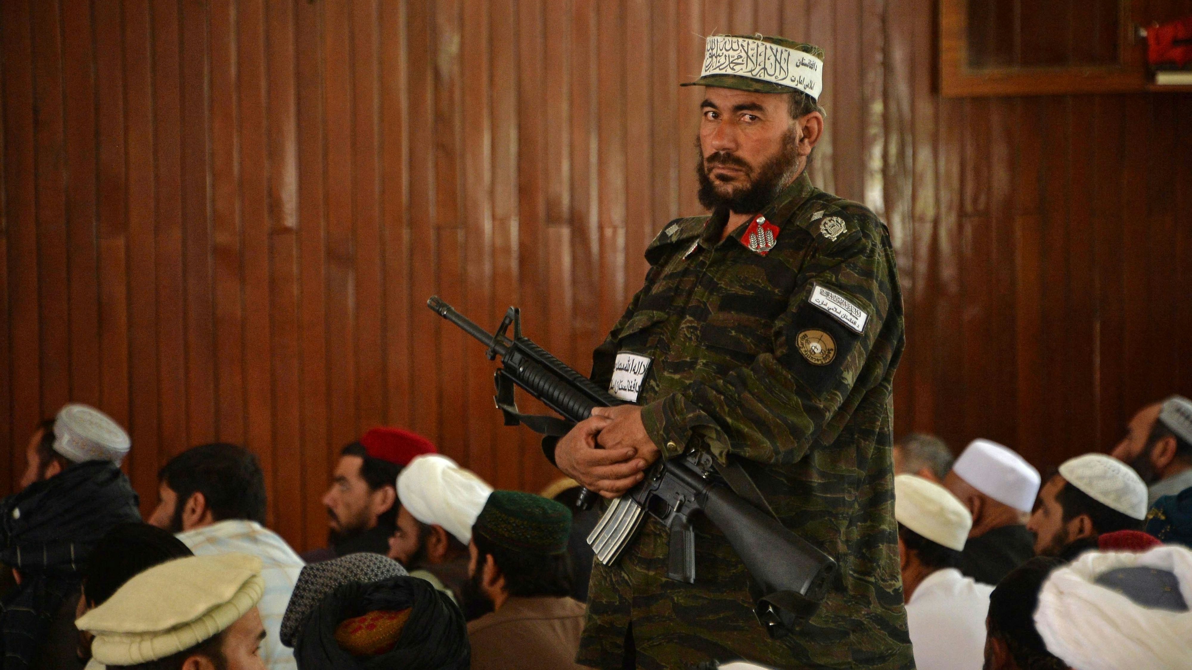 Download von www.picturedesk.com am 19.09.2021 (12:43).  A Taliban fighter stands guard as Afghan men offer Friday prayers at the Wazir Akbar Khan mosque in Kabul on September 17, 2021. (Photo by Hoshang Hashimi / AFP) - 20210917_PD2643 - Rechteinfo: Rights Managed (RM) Nur für redaktionelle Nutzung! Werbliche Nutzung erfordert Freigabe: bitte schicken Sie uns eine Anfrage.