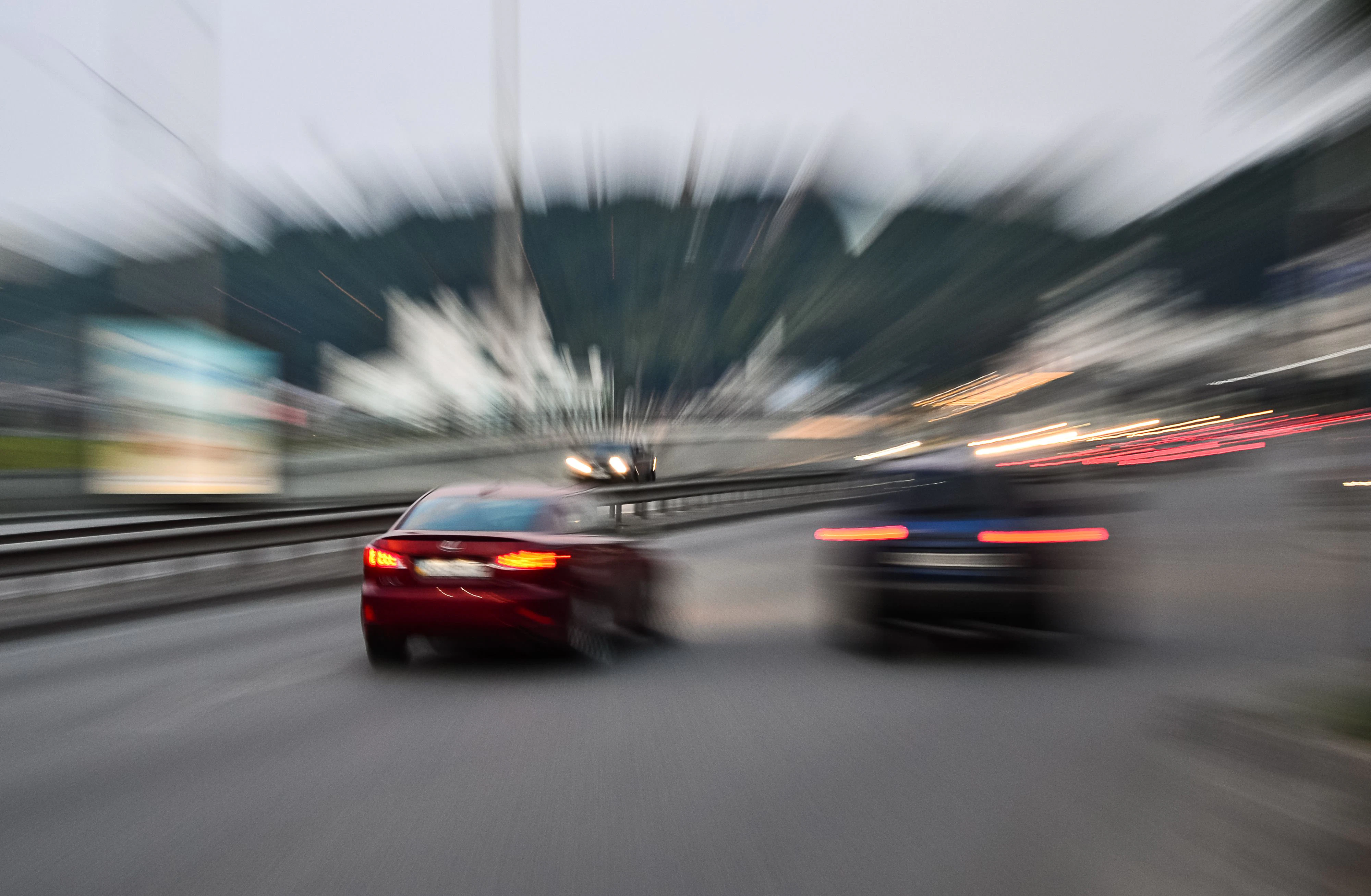 Auf der Kremstalstraße stoppten Beamten ein illegales Straßenrennen. (Symbolbild).