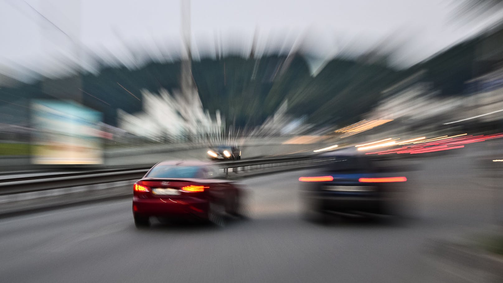 Die Polizei stoppte die drei Sportwagen-Fahrer und zog sie aus dem Verkehr.