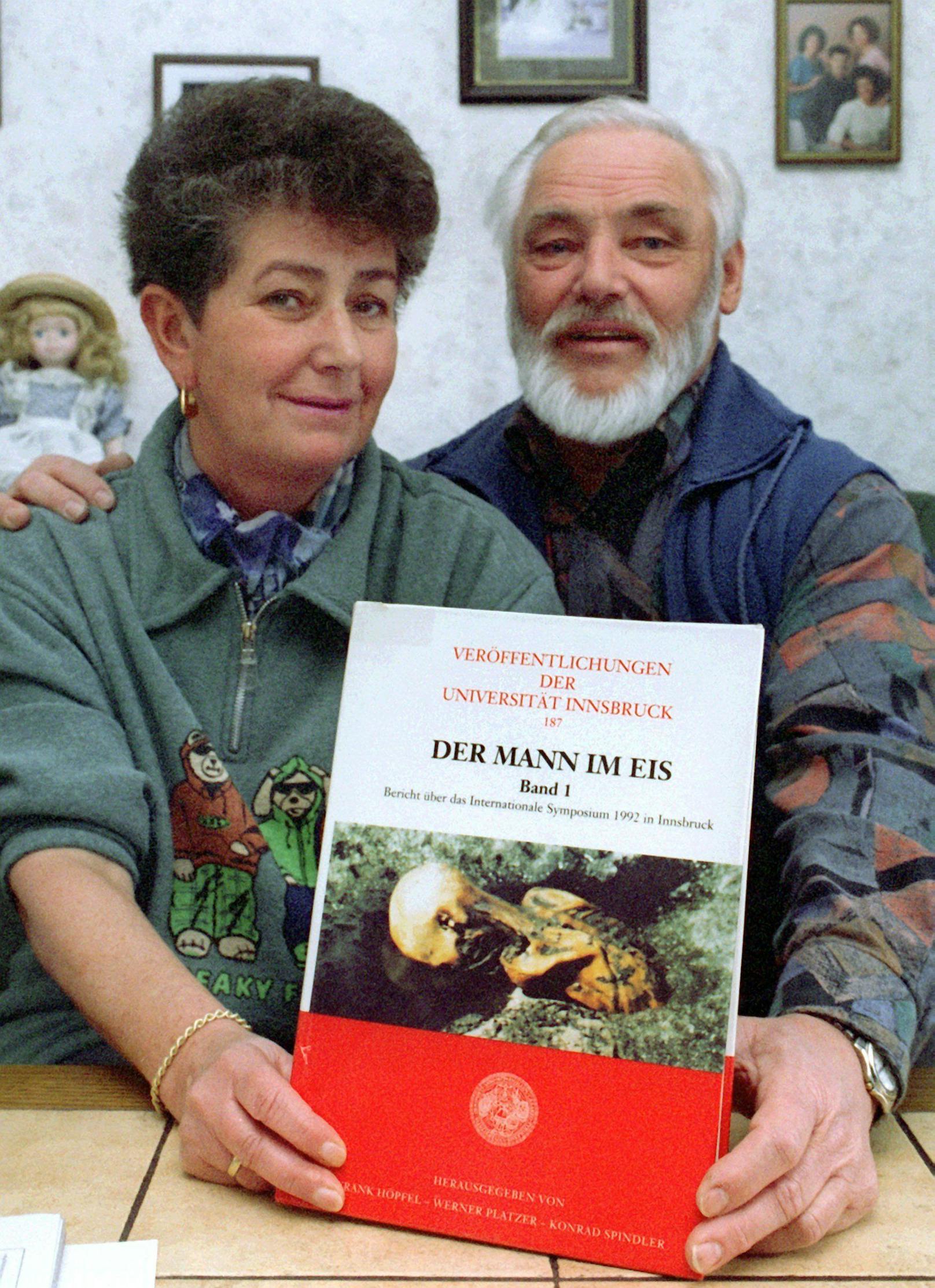 Das Nürnberger Ehepaar Helmut und Erika Simon zeigt am Freitag (30.01.1998) ein Buch über "Ötzi". Das Paar hatte die 5000 Jahre in einem Gletscher liegende Mumie 1991 beim Abstieg vom Gipfel des Similauns in Südtirol entdeckt. 