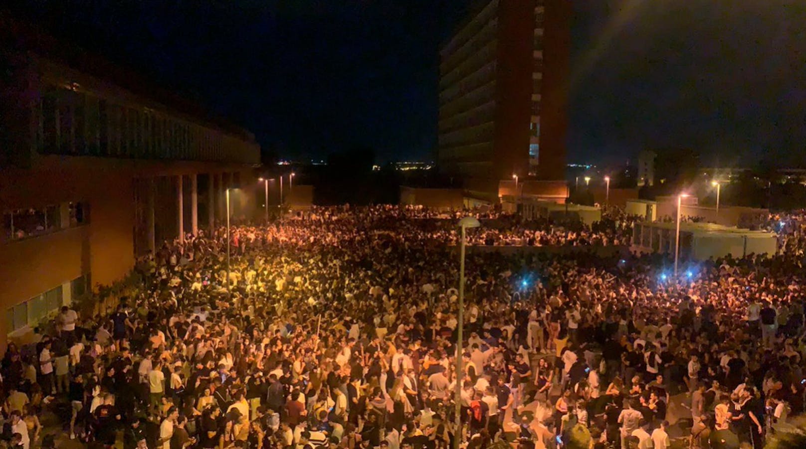 Laut der Zeitung "El País" haben in der Nacht zum 18. September 2021 rund 25.000 junge Menschen eine illegale Party in Madrid gefeiert.