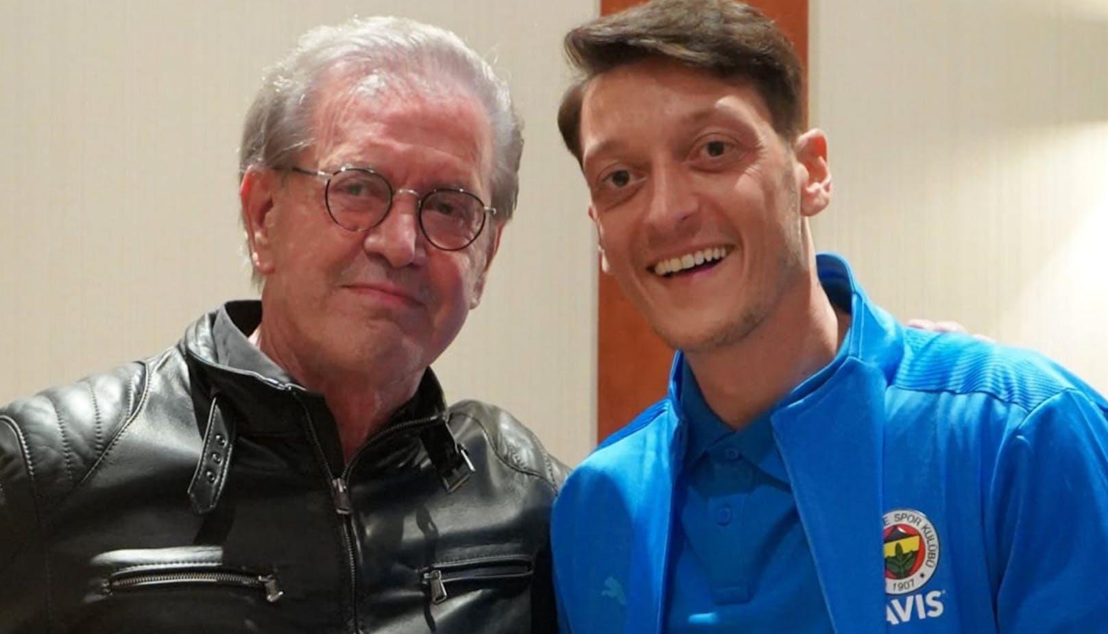 Mesut Özil (r.) mit Jürgen Todenhöfer.