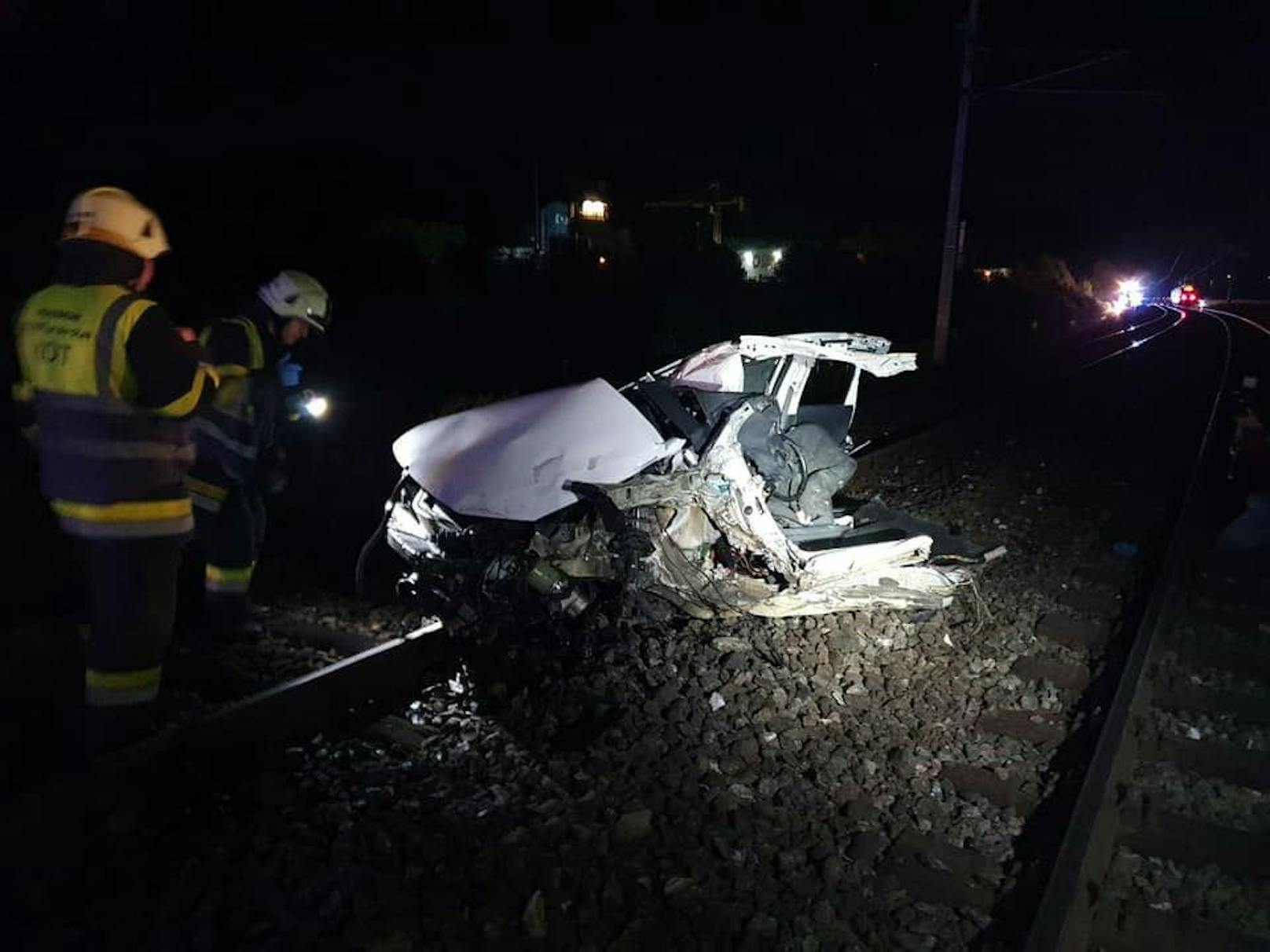 Ein Pkw landete auf Gleisen &amp; wurde von einem Zug erfasst. Die Insassen konnten sich gerade noch retten.