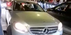 Video zeigt, wie Mercedes in Velden in Party-Meute rast