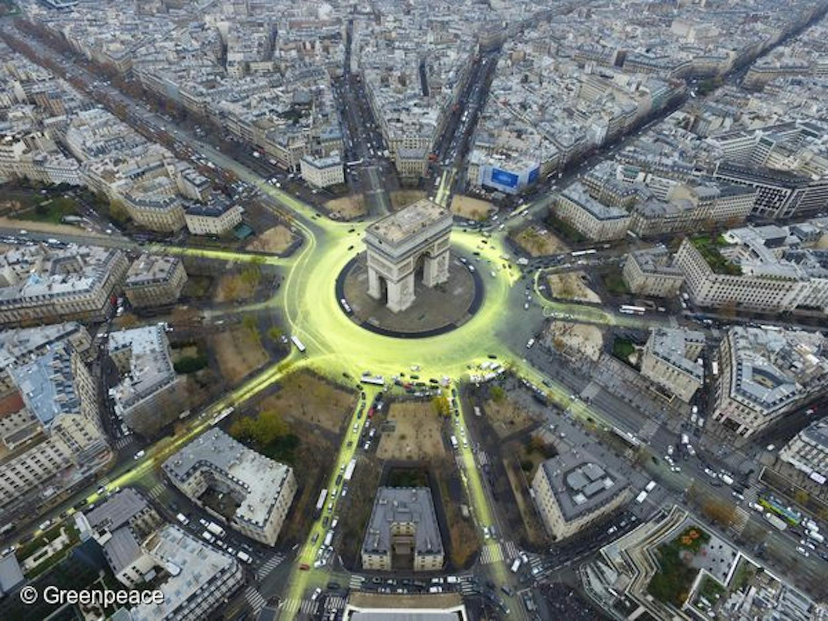 Während der Pariser Klimakonferenz erschaffen Greenpeace-Aktivisten ein Sonnensymbol rund um das weltberühmte Pariser Wahrzeichen, den Arc de Triomphe. Die Aktion soll Regierungen daran erinnern, dass erneuerbare Energiesysteme Teil der Lösung der globalen Klimakrise sind.<br>