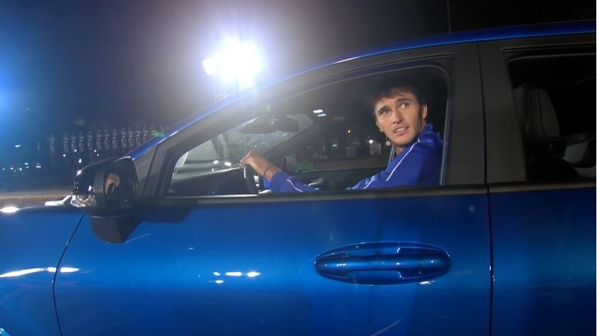 Alexander Zverev verzweifelt beim Autofahren.