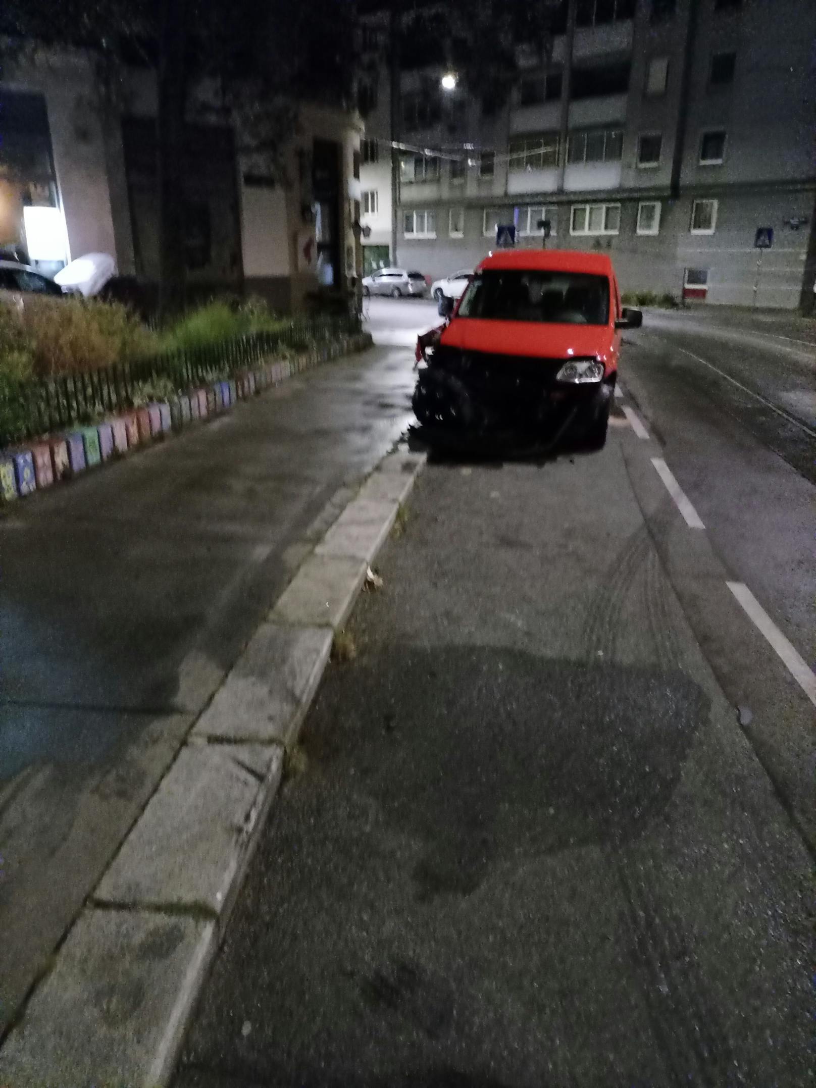 Der VW Caddy stand geparkt auf der Straßenseite 