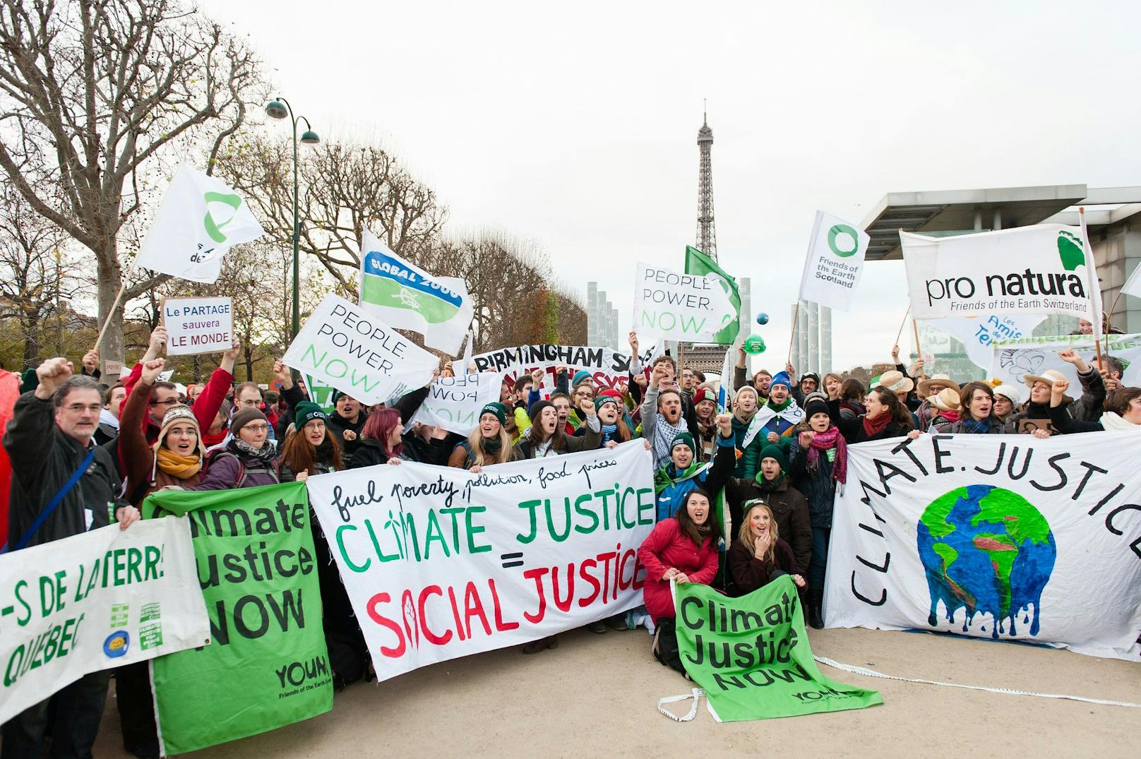 Tausende Umweltschützer aus aller Welt sind zu den internationalen Klimaverhandlungen nach Paris gereist und haben für mehr Klimaschutz und Klimagerechtigkeit demonstriert.