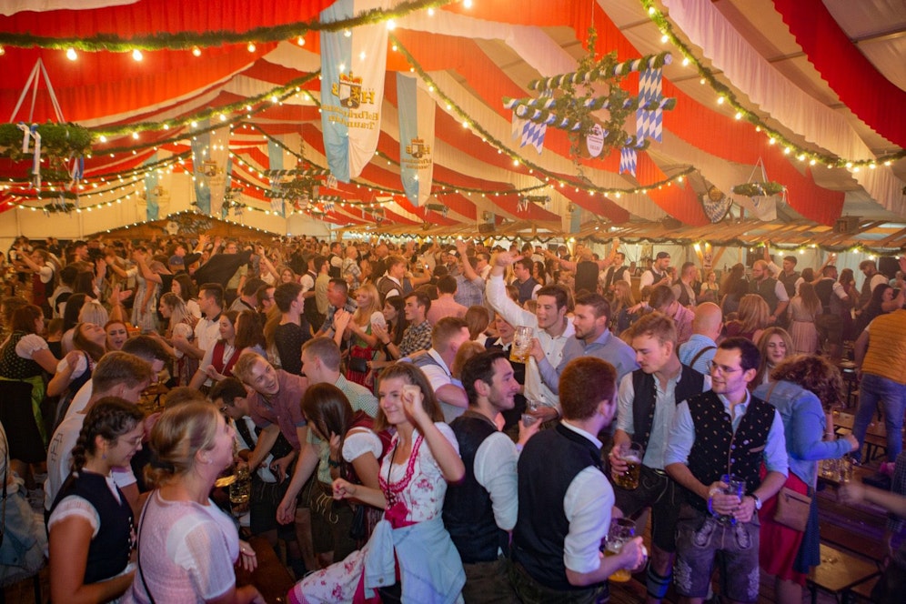 Im Rahmen der Herbstmesse fand in Braunau am Wochenende auch wieder das Oktoberfest statt. Wie hier auf dem Bild zu sehen, war das Zelt Freitagabend sehr gut gefüllt.